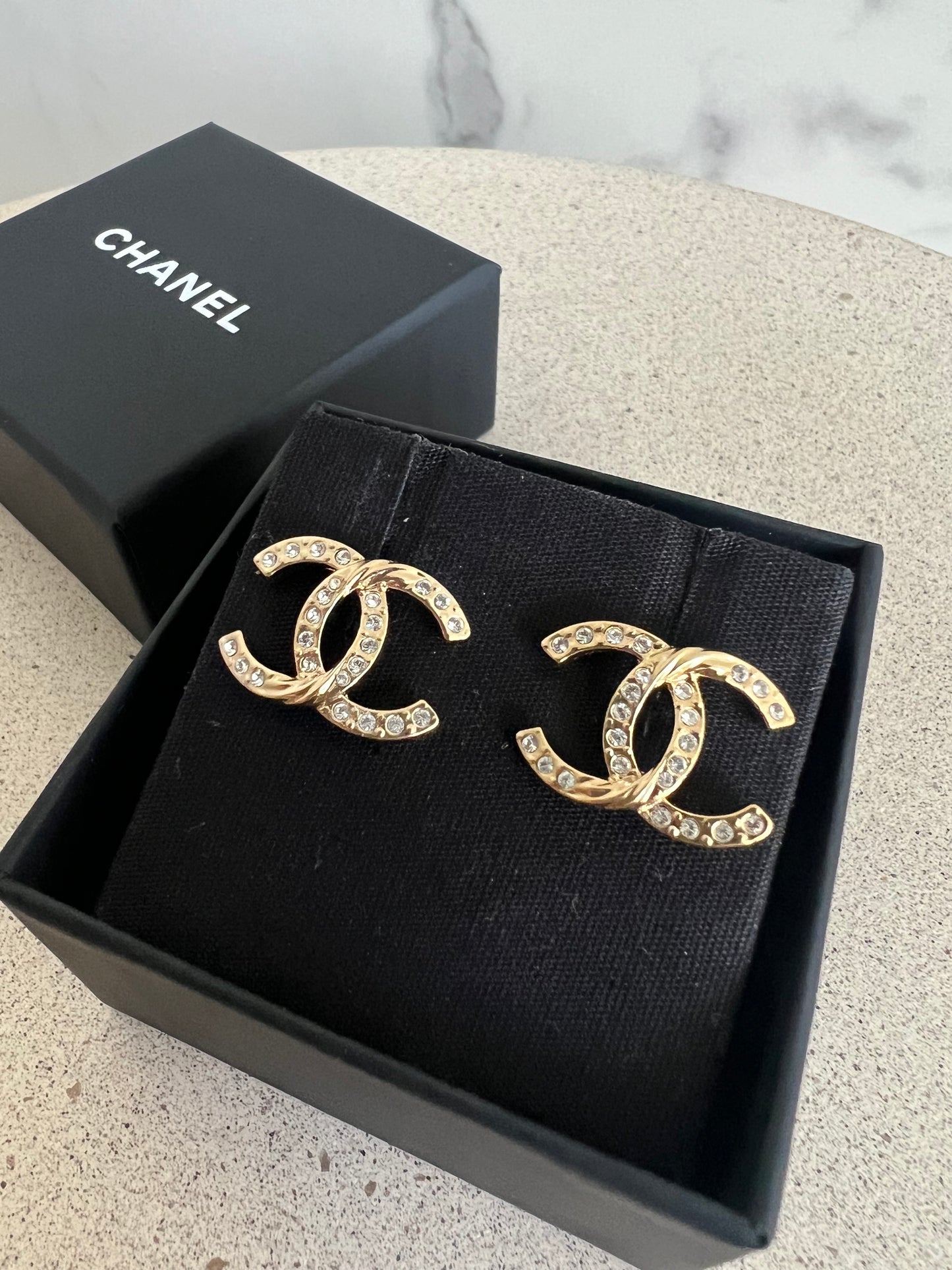 Chanel CC guld øreringe med sten
