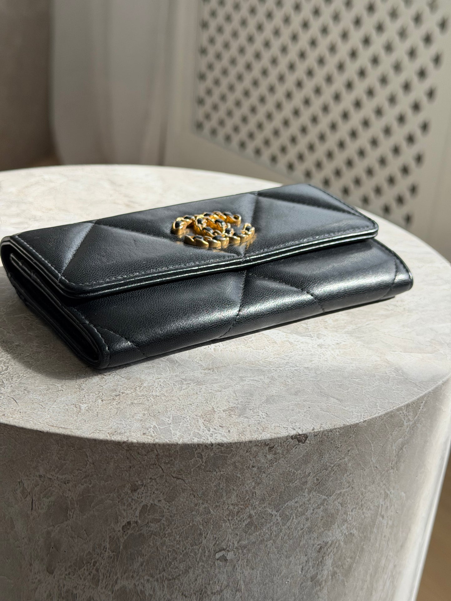 CHANEL 19 Flap Wallet – Sort