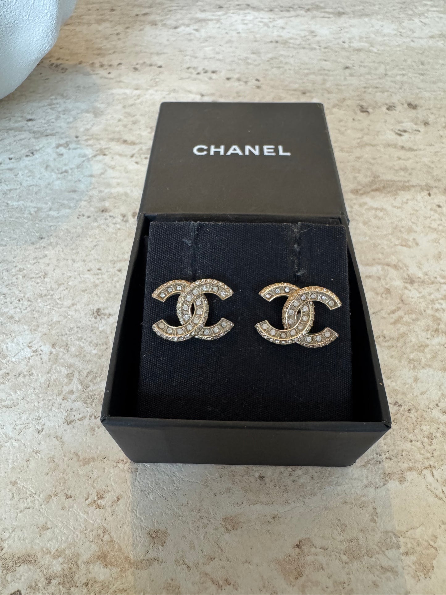 Chanel øreringe - klassisk CC-logo m. sten
