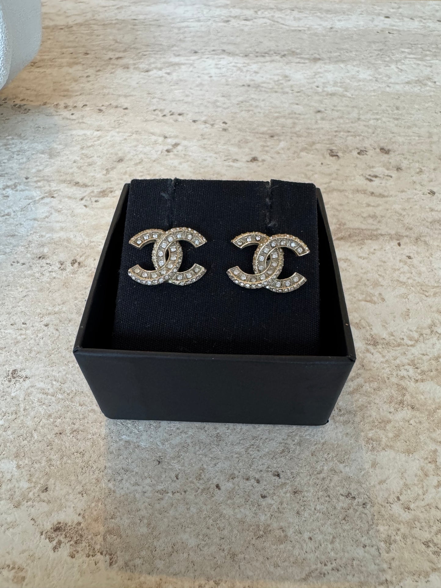 Chanel øreringe - klassisk CC-logo m. sten