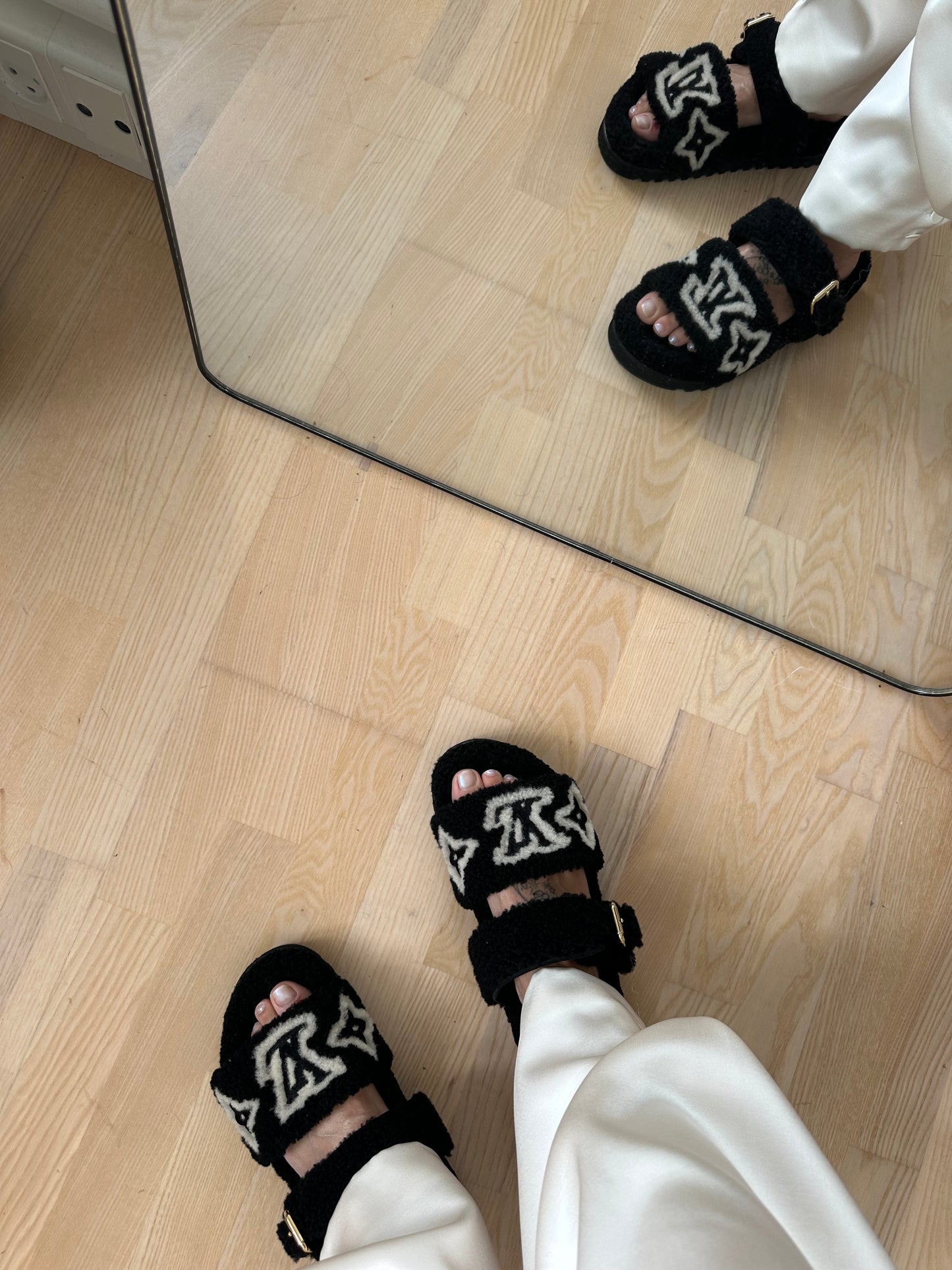 Louis Vuitton Paseo Comfort Flat Sandals – Sort Shearling
