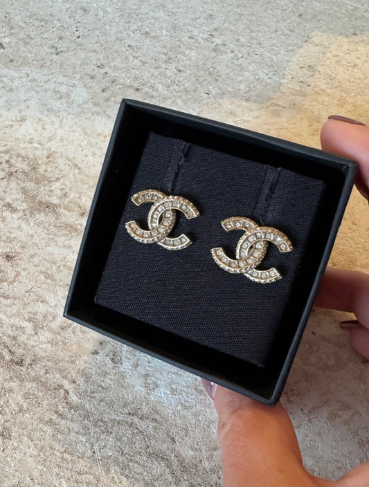 Chanel øreringe - klassisk CC-logo m. sten