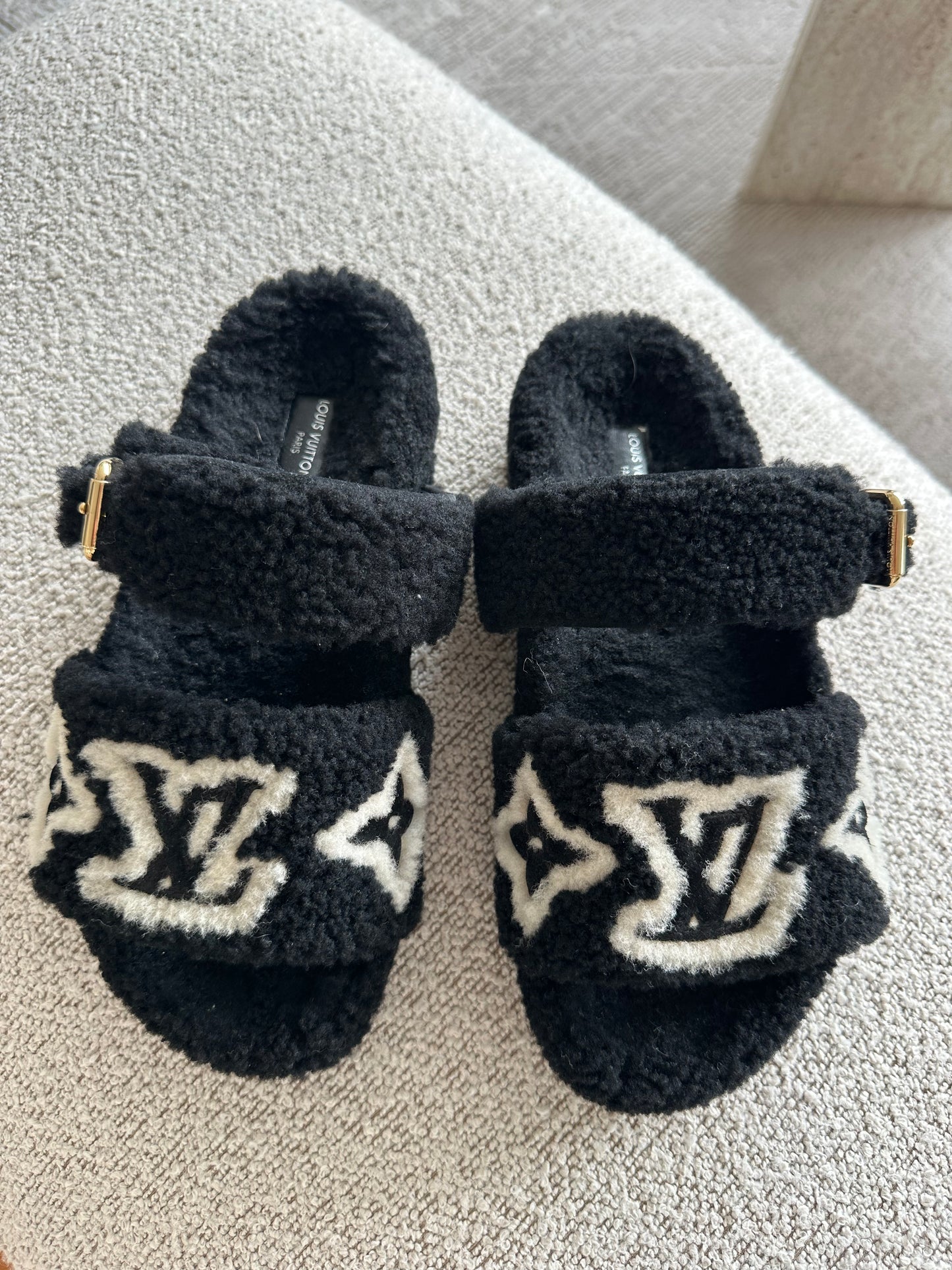 Louis Vuitton Paseo Comfort Flat Sandals – Sort Shearling