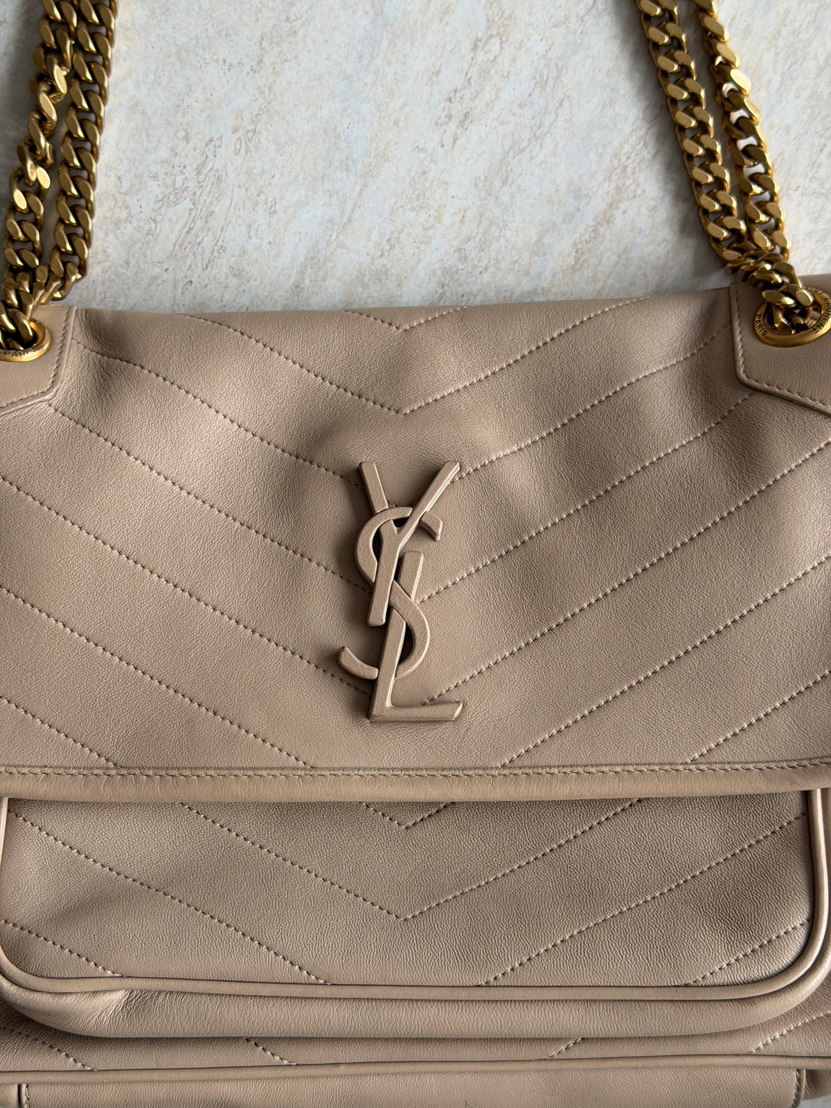 Saint Laurent Niki Medium – Beige / Gold-Tone Hardware