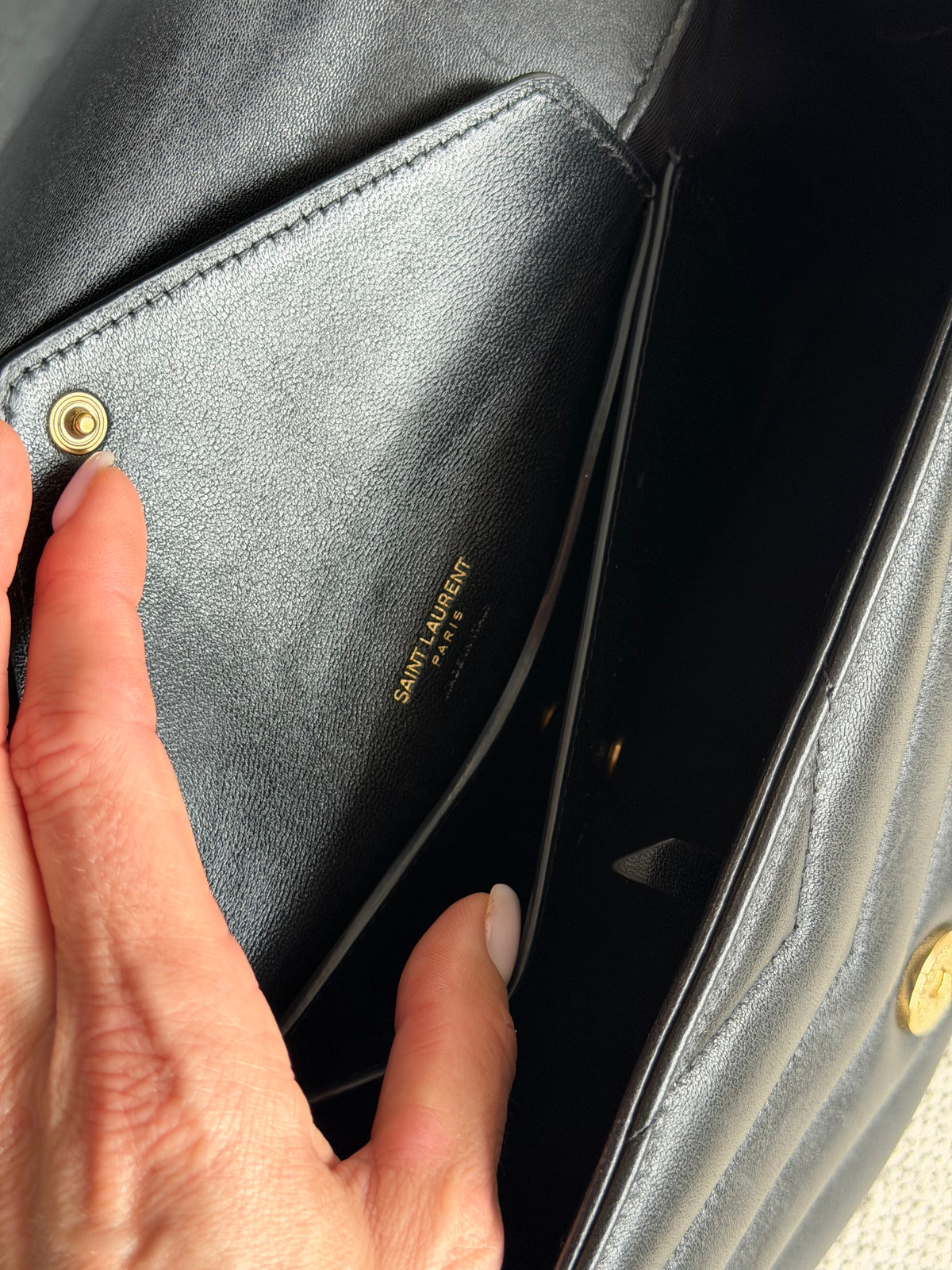 Saint Laurent Loulou Medium – Black / Gold-Tone Hardware
