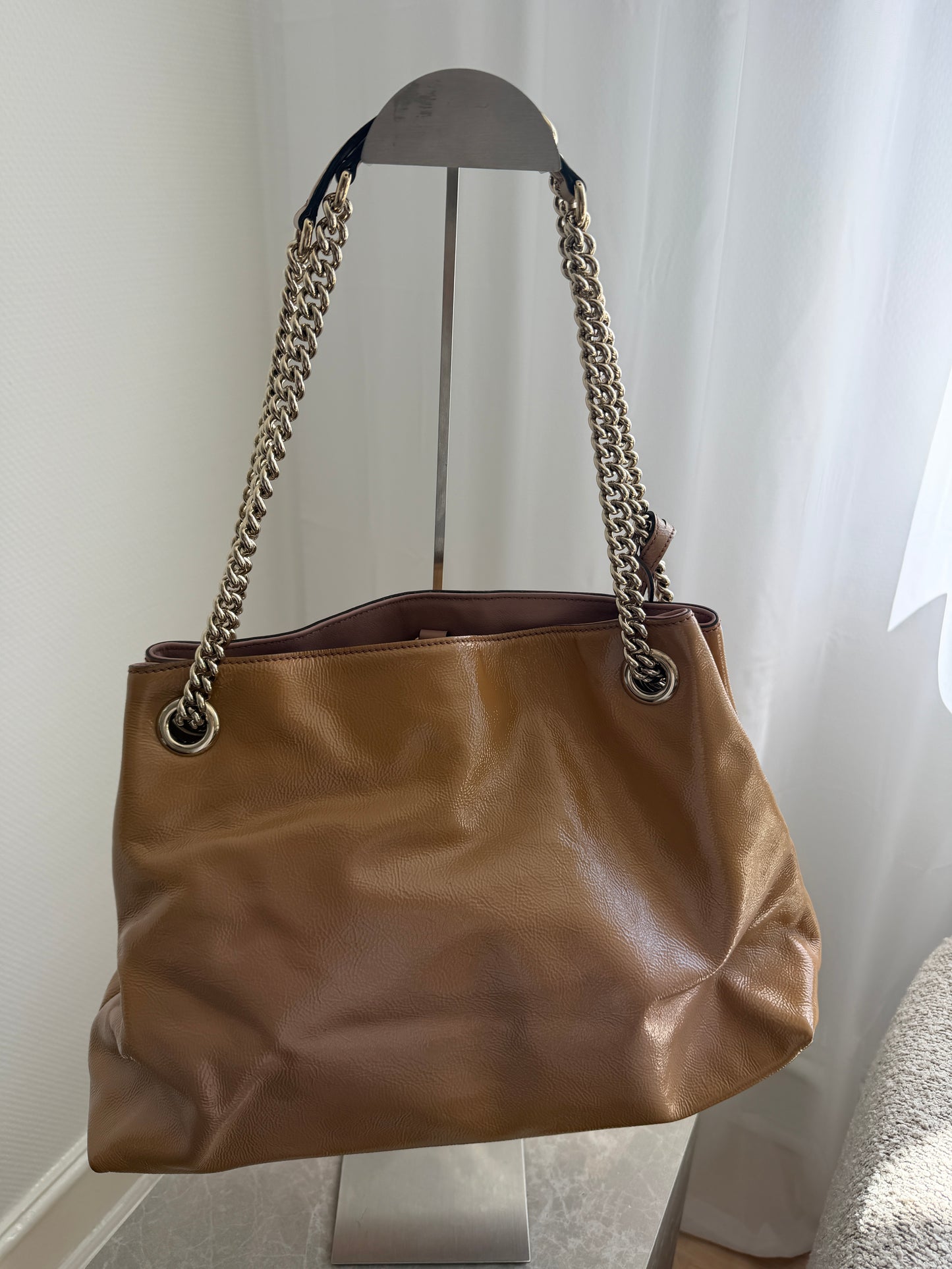 Gucci Soho Chain Tote beige patent leather