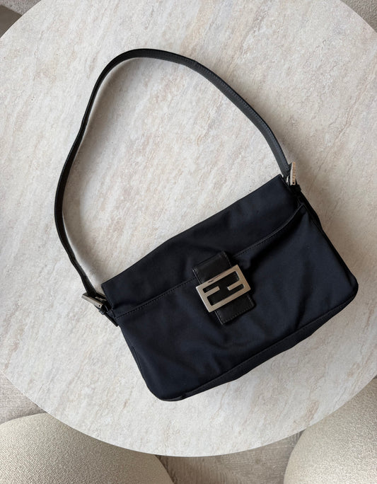 Fendi Vintage Baguette – Sort Nylon med Sølvfarvet Hardware
