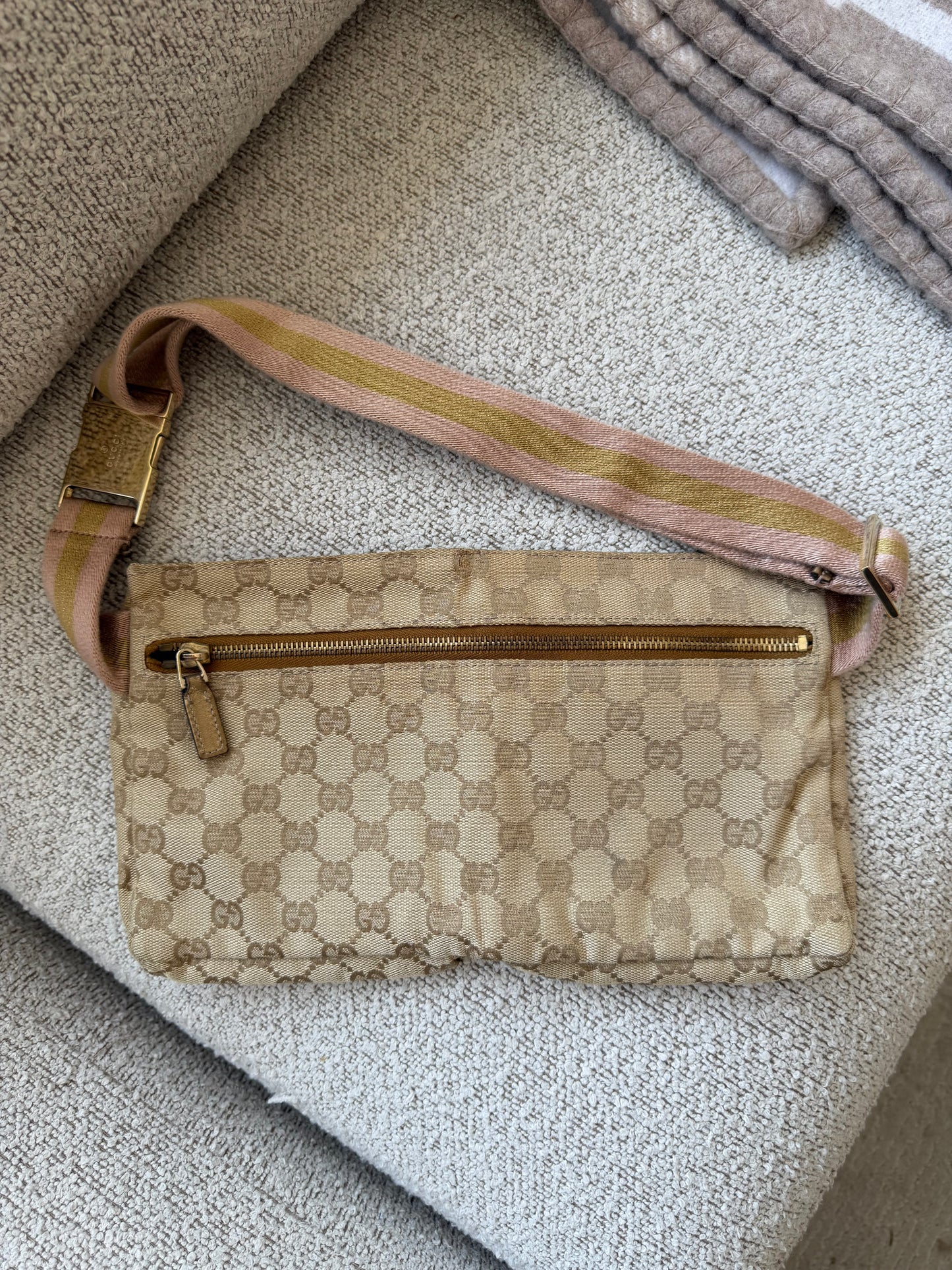 Gucci GG Canvas Bum Bag – Lyserød/Guld