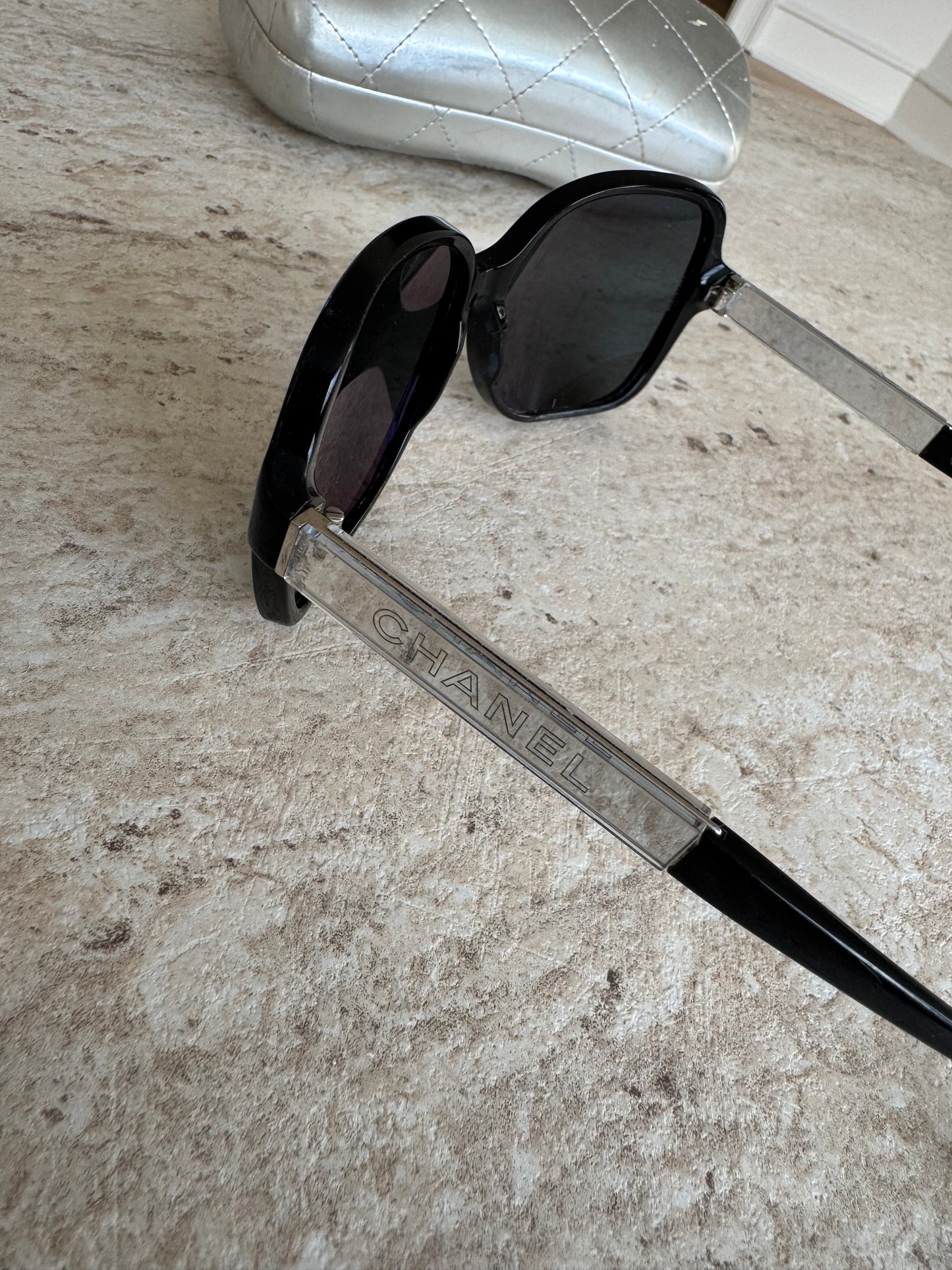 Chanel Solbriller – Sort / Sølv Metal Logo