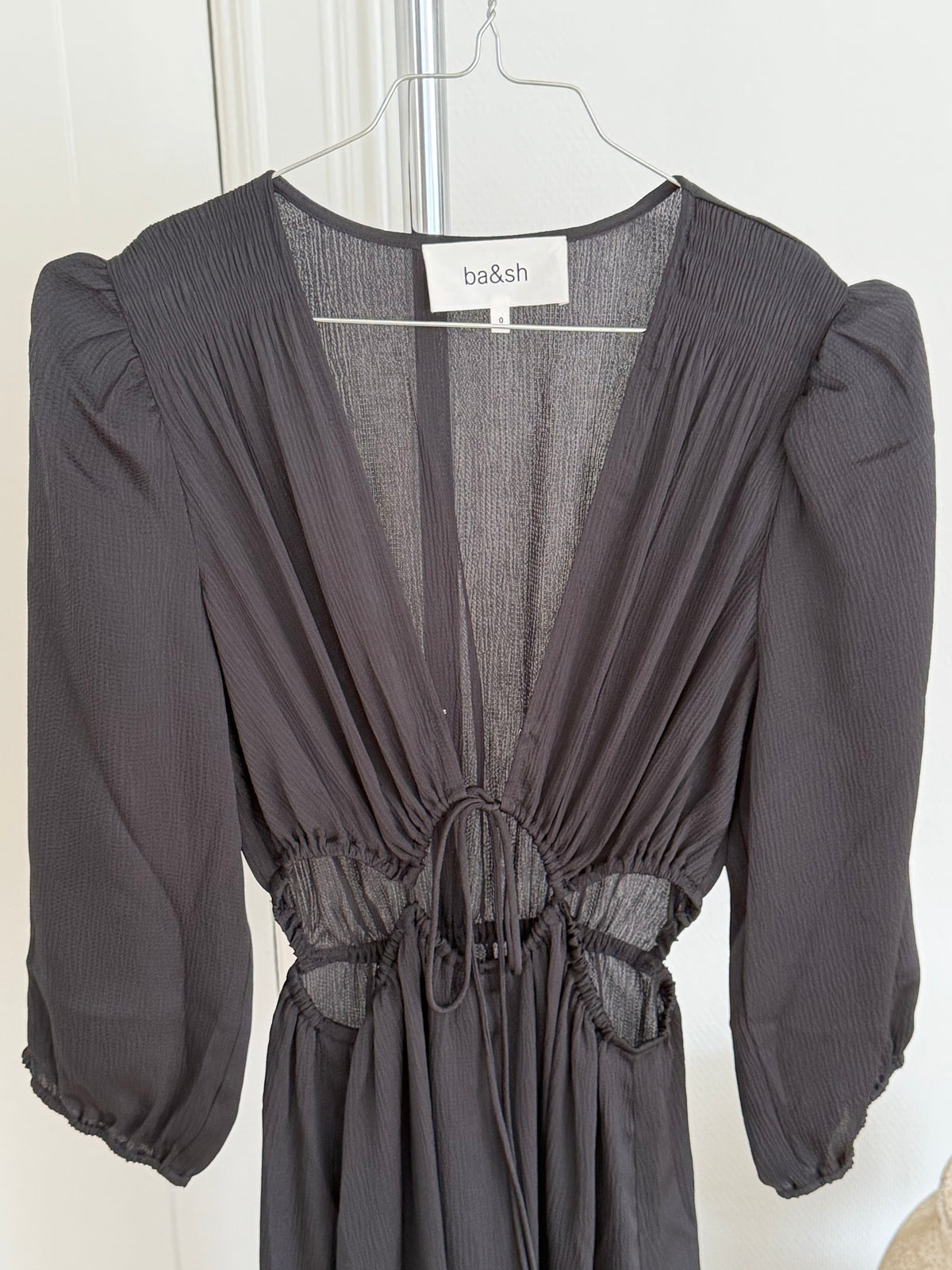 ba&sh Kane sort maxi-kjole med cut-outs
