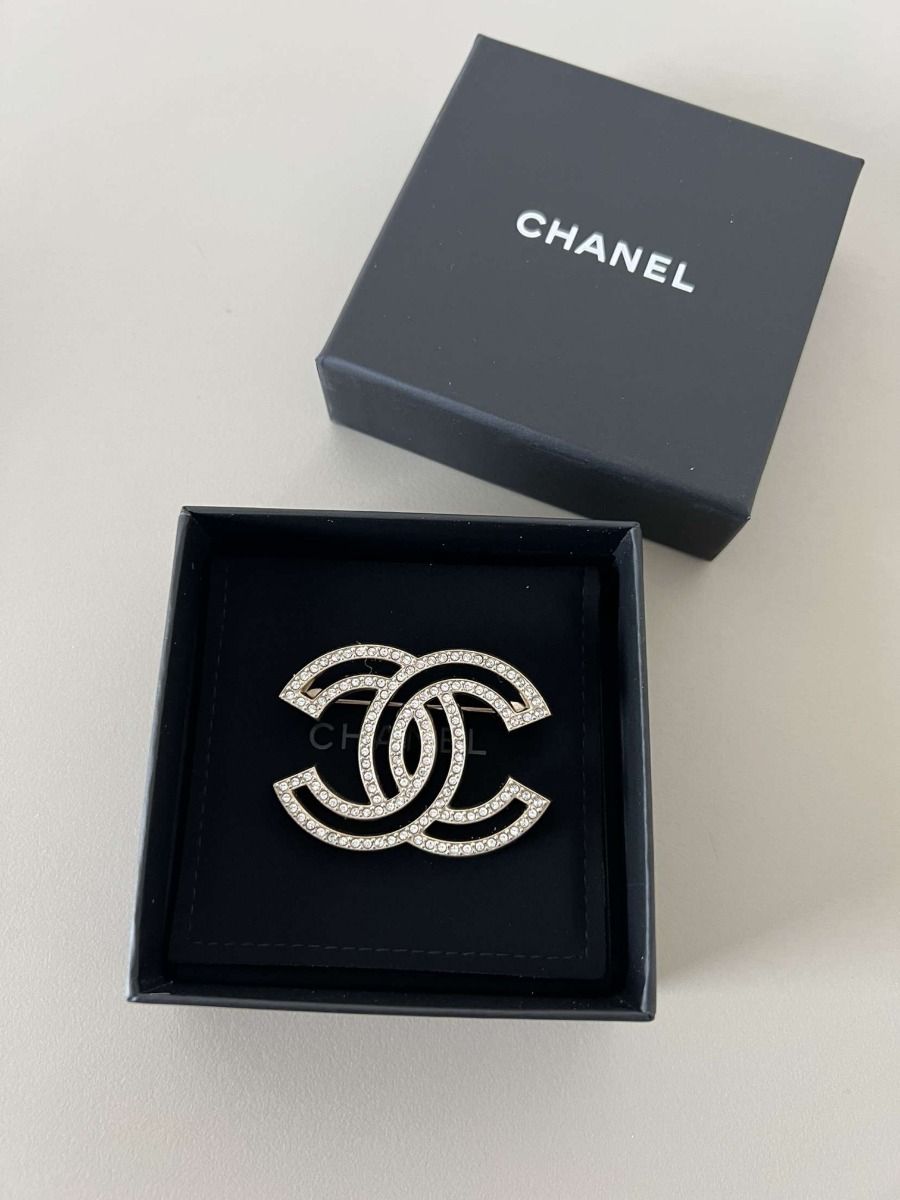 Chanel CC Broche med sten svagt guldbelagt