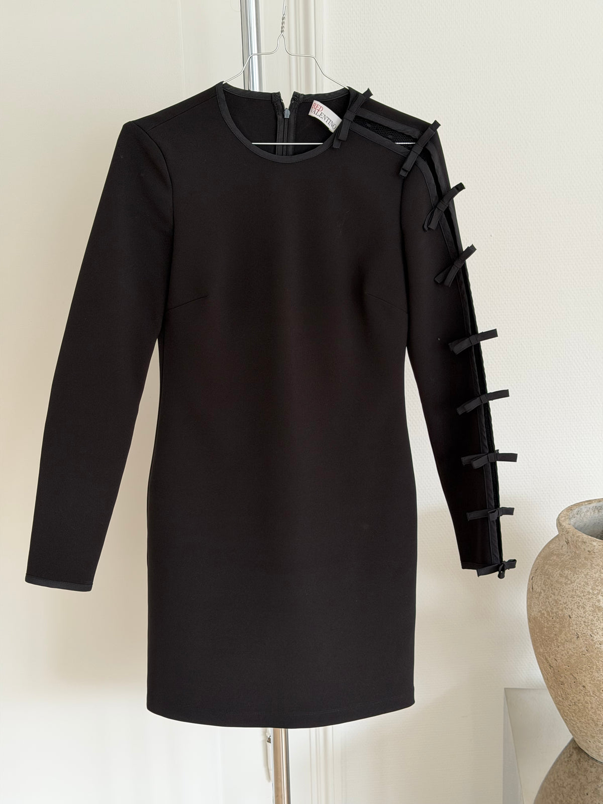 REDValentino sort minikjole med sløjfedetaljer