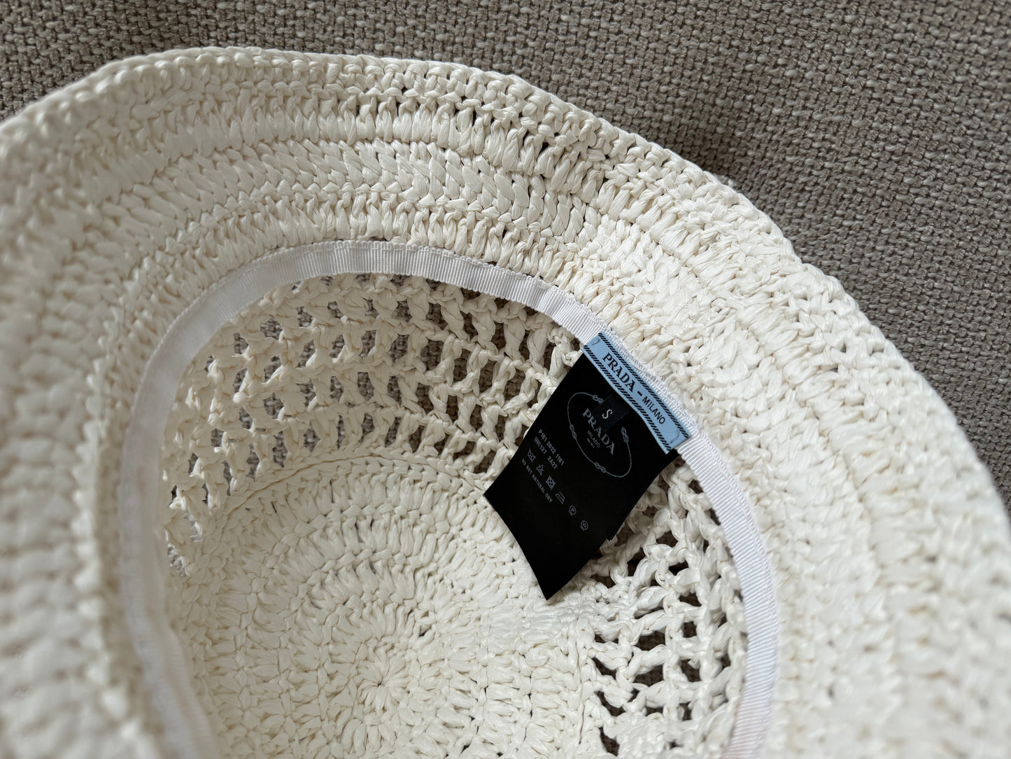 Prada White Milano Crochet Bucket Hat – str. S