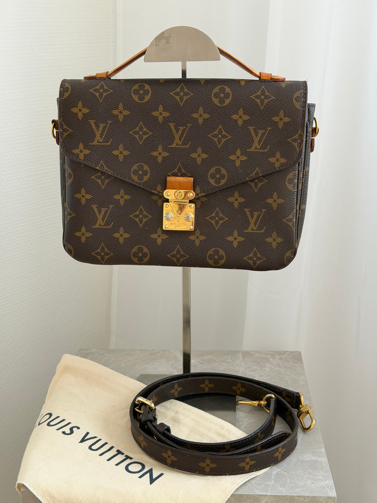 Louis Vuitton Pochette Métis - monogram canvas