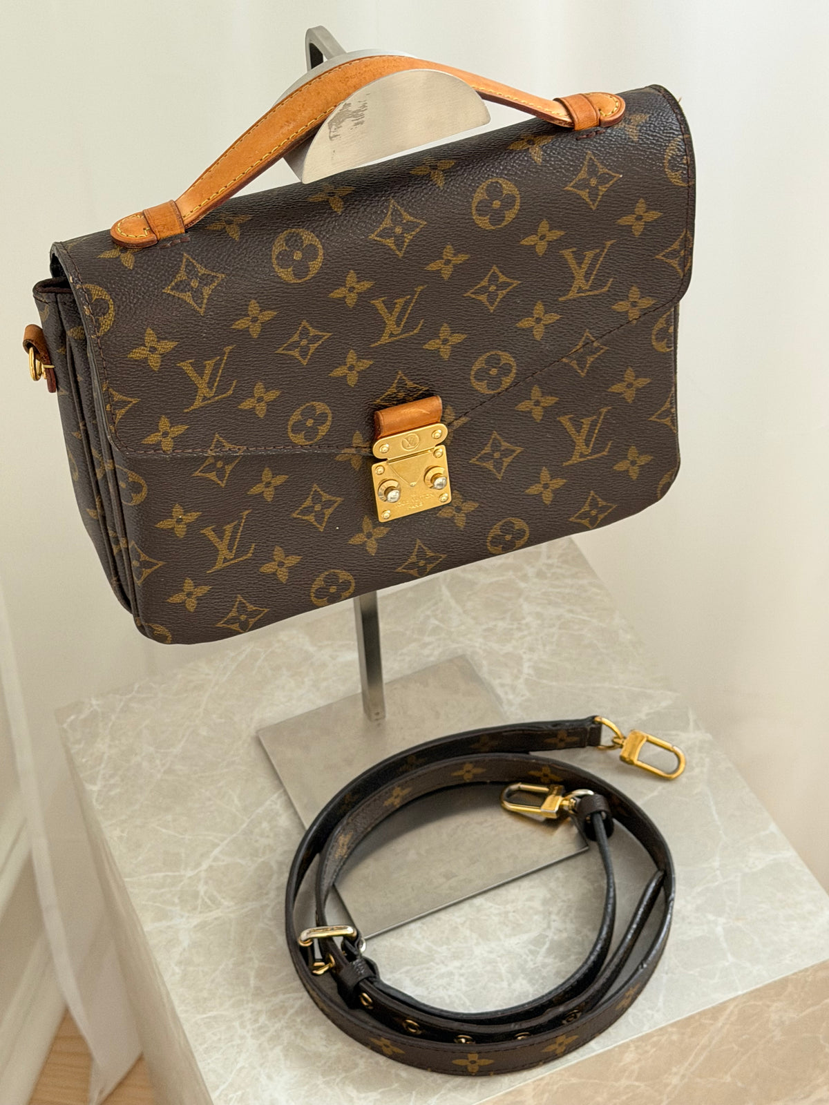 Louis Vuitton Pochette Métis - monogram canvas