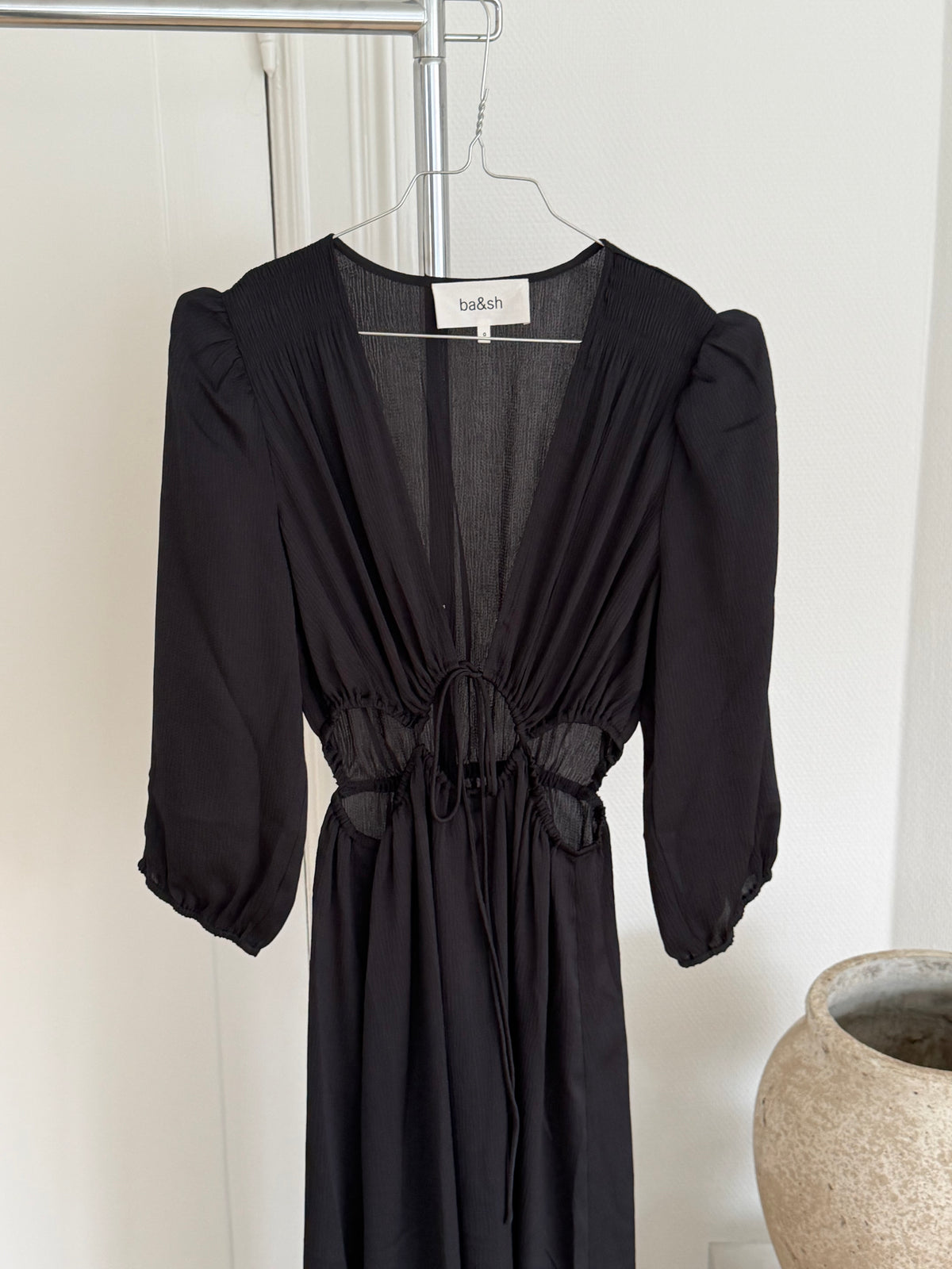 ba&sh Kane sort maxi-kjole med cut-outs