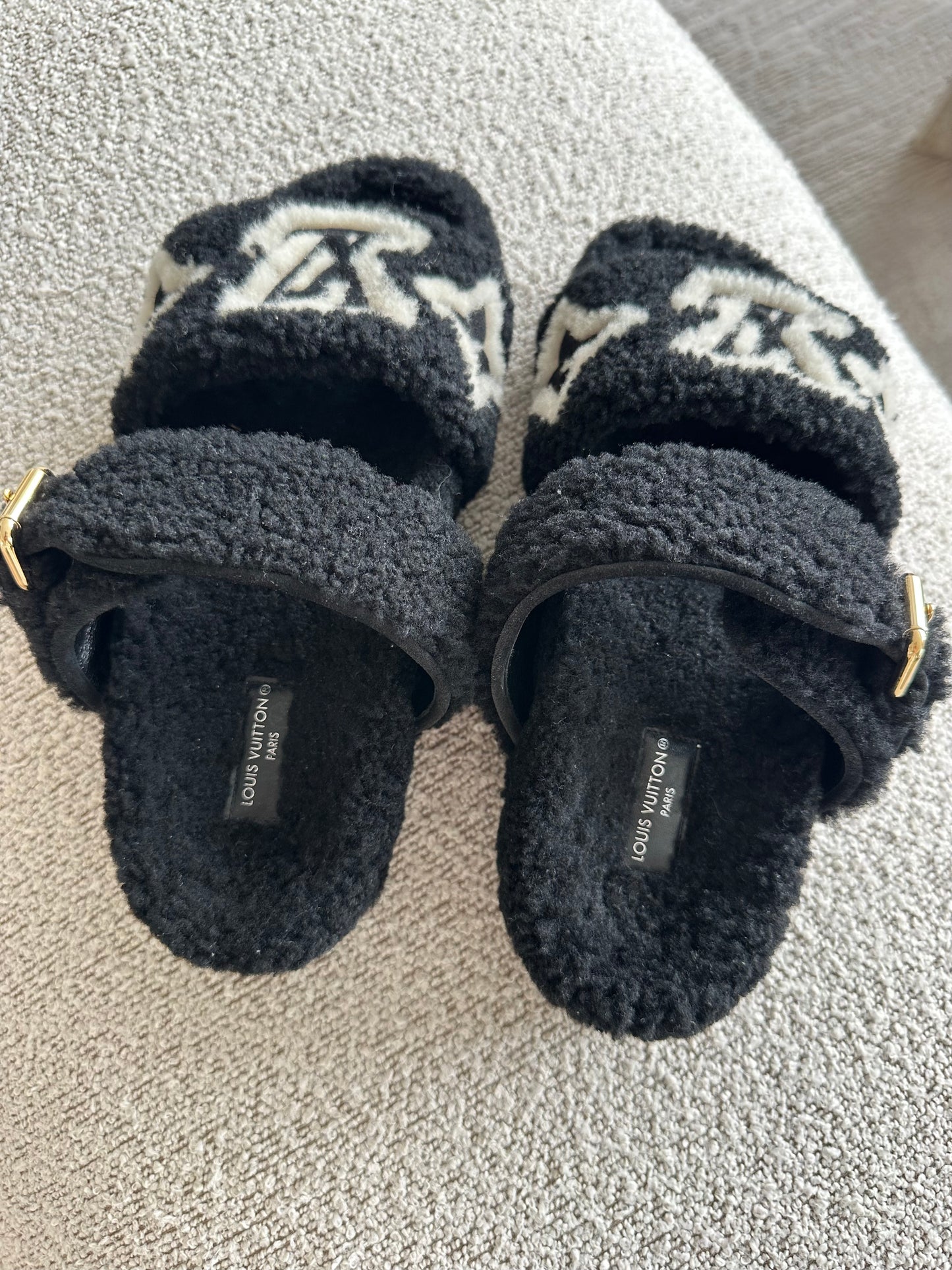 Louis Vuitton Paseo Comfort Flat Sandals – Sort Shearling