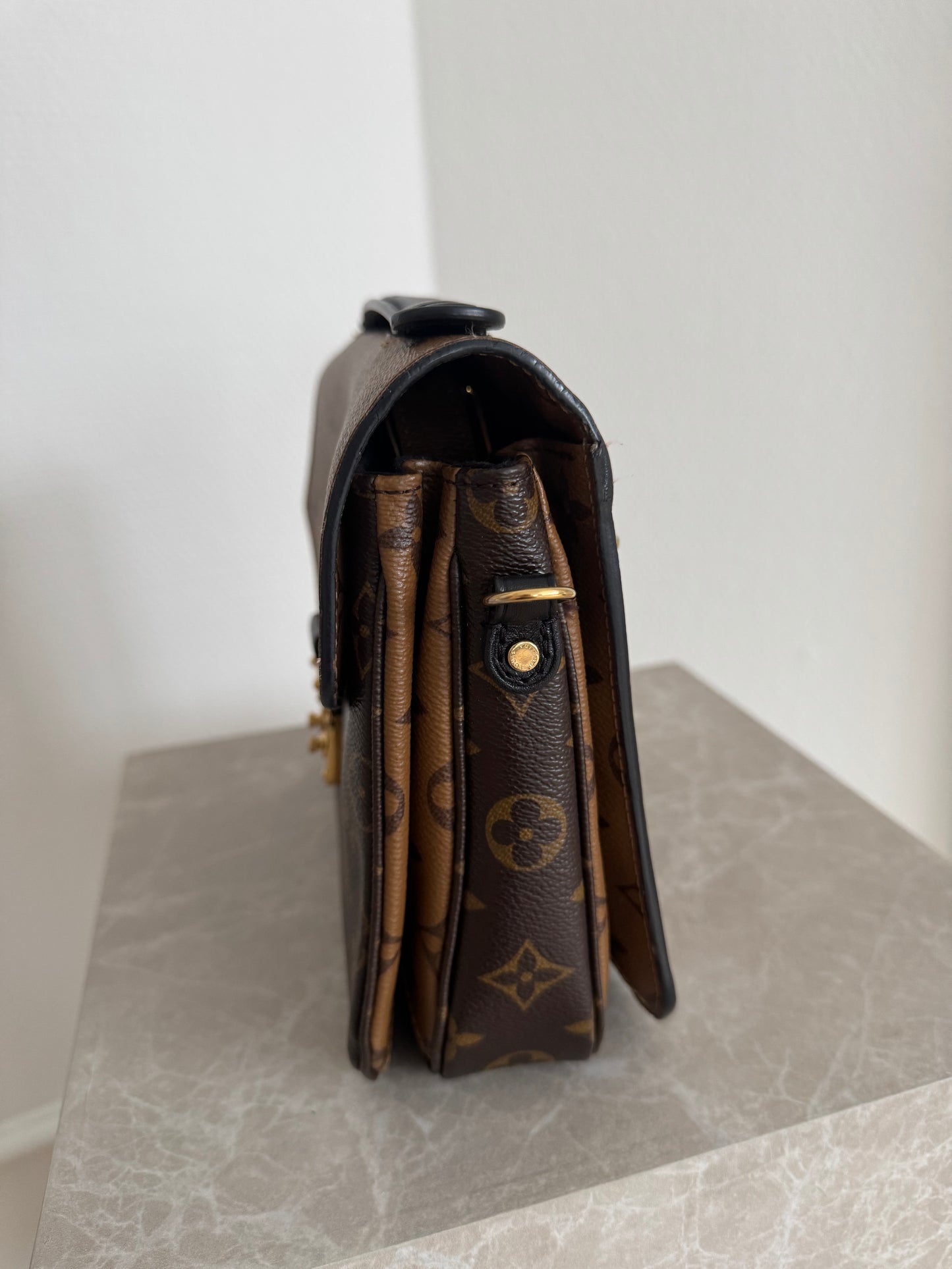 Louis Vuitton Pochette Métis Reverse Monogram