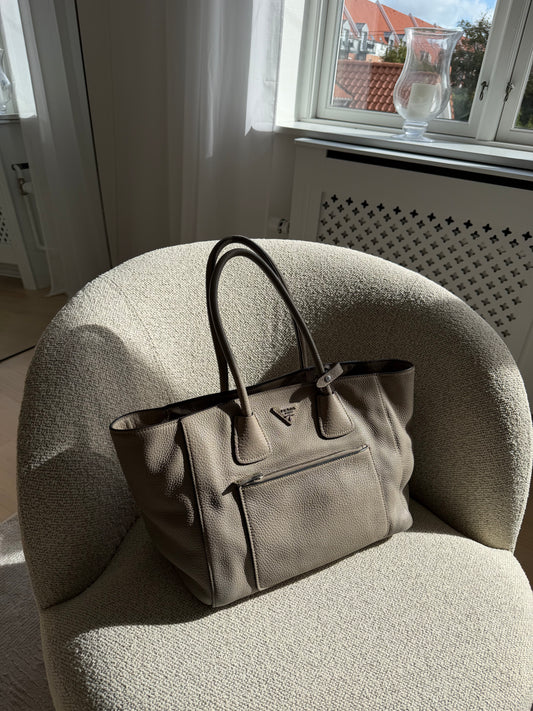 Prada Vitello Daino Tote Bag 
grey/taupe