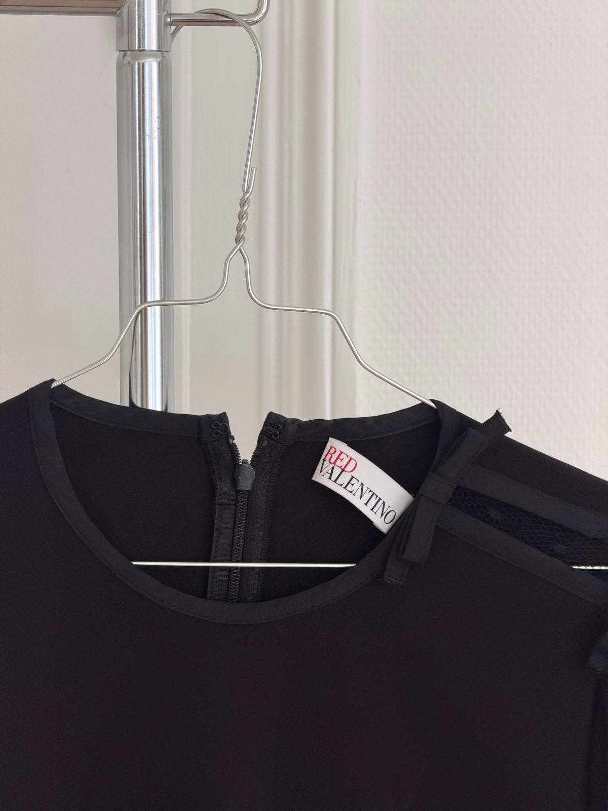 REDValentino sort minikjole med sløjfedetaljer