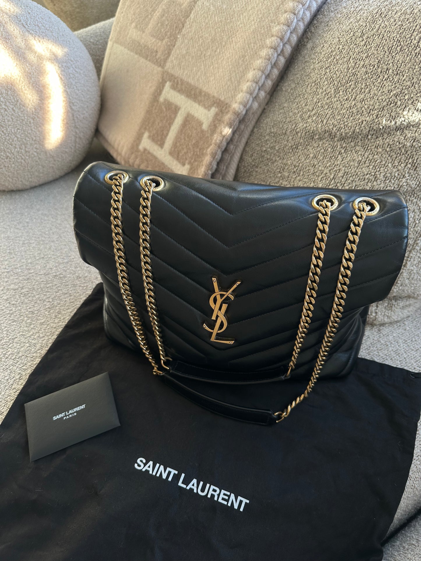 Saint Laurent Loulou Medium - Black/Gold hardware