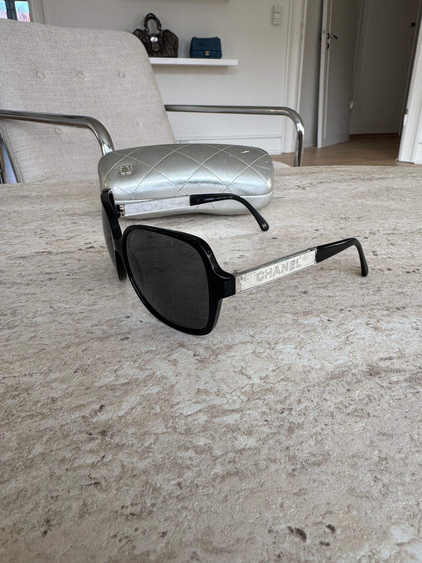 Chanel Solbriller – Sort / Sølv Metal Logo