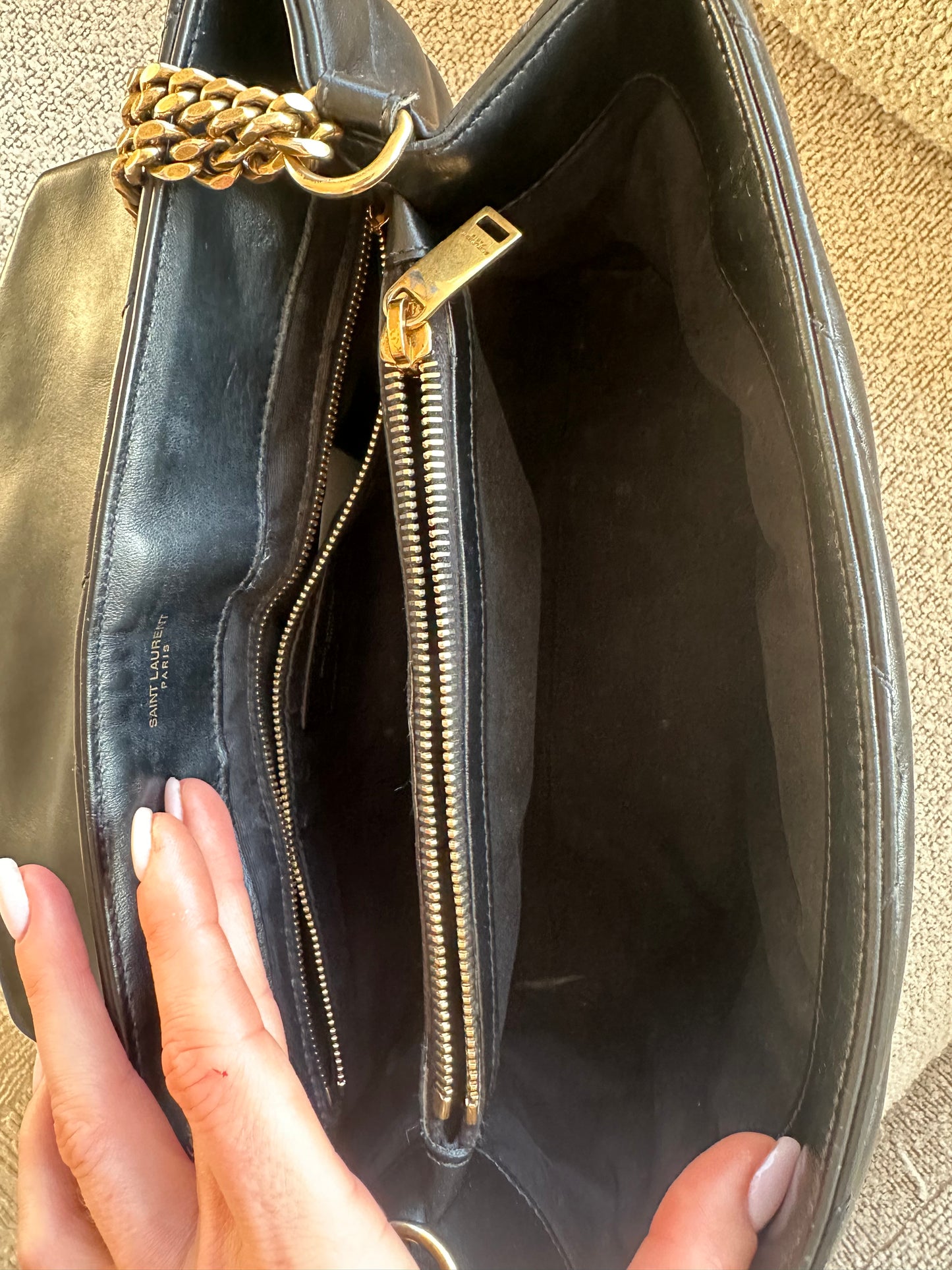 Saint Laurent Loulou Medium - Black/Gold hardware