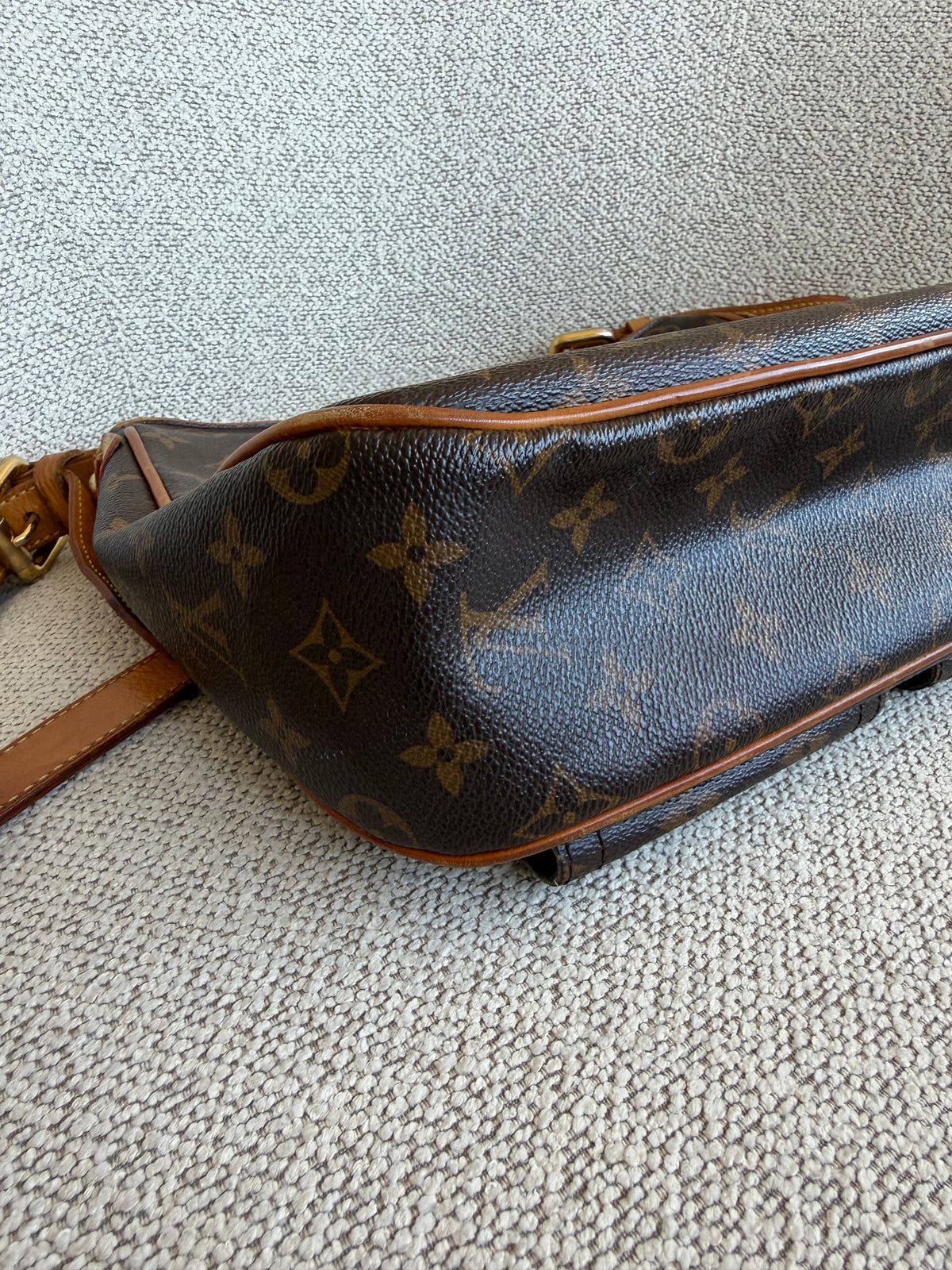 Louis Vuitton Hudson GM Monogram Shoulder / Crossbody Bag