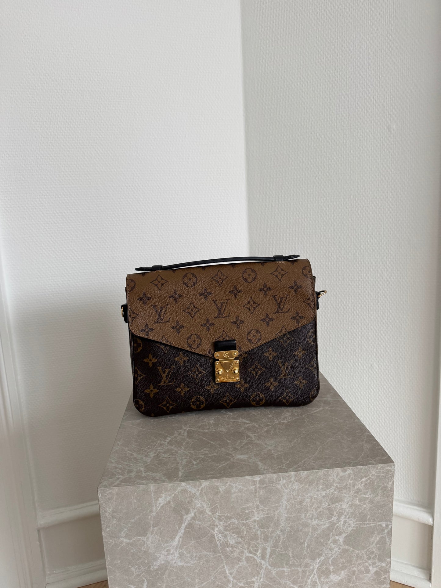 Louis Vuitton Pochette Métis Reverse Monogram