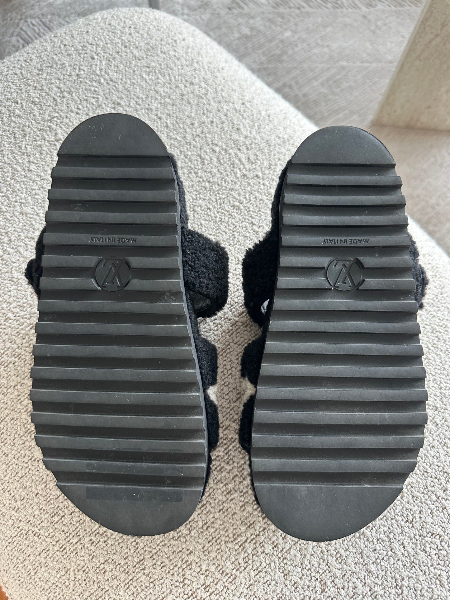 Louis Vuitton Paseo Comfort Flat Sandals – Sort Shearling