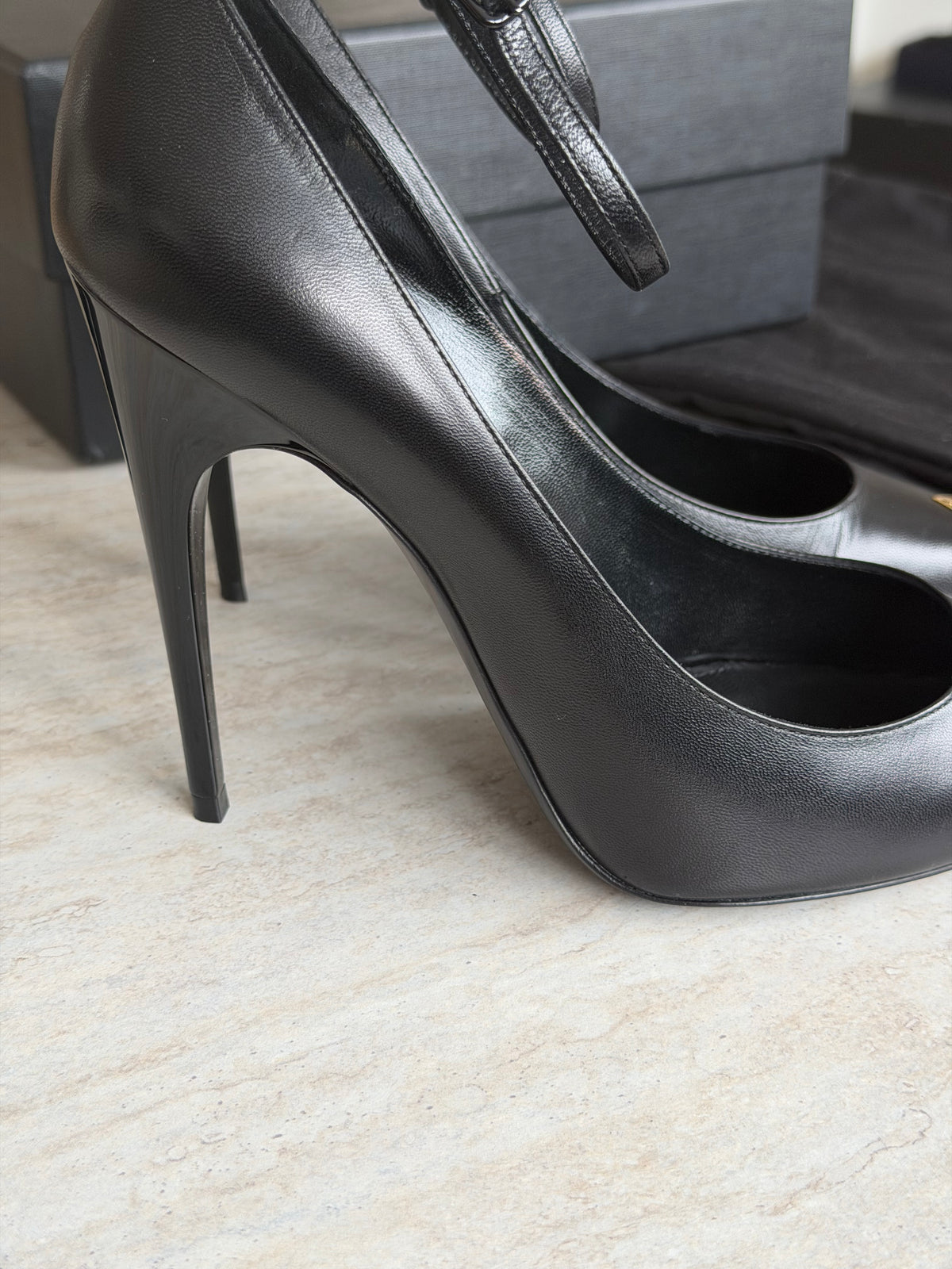 Saint Laurent Pumps – Black / Gold