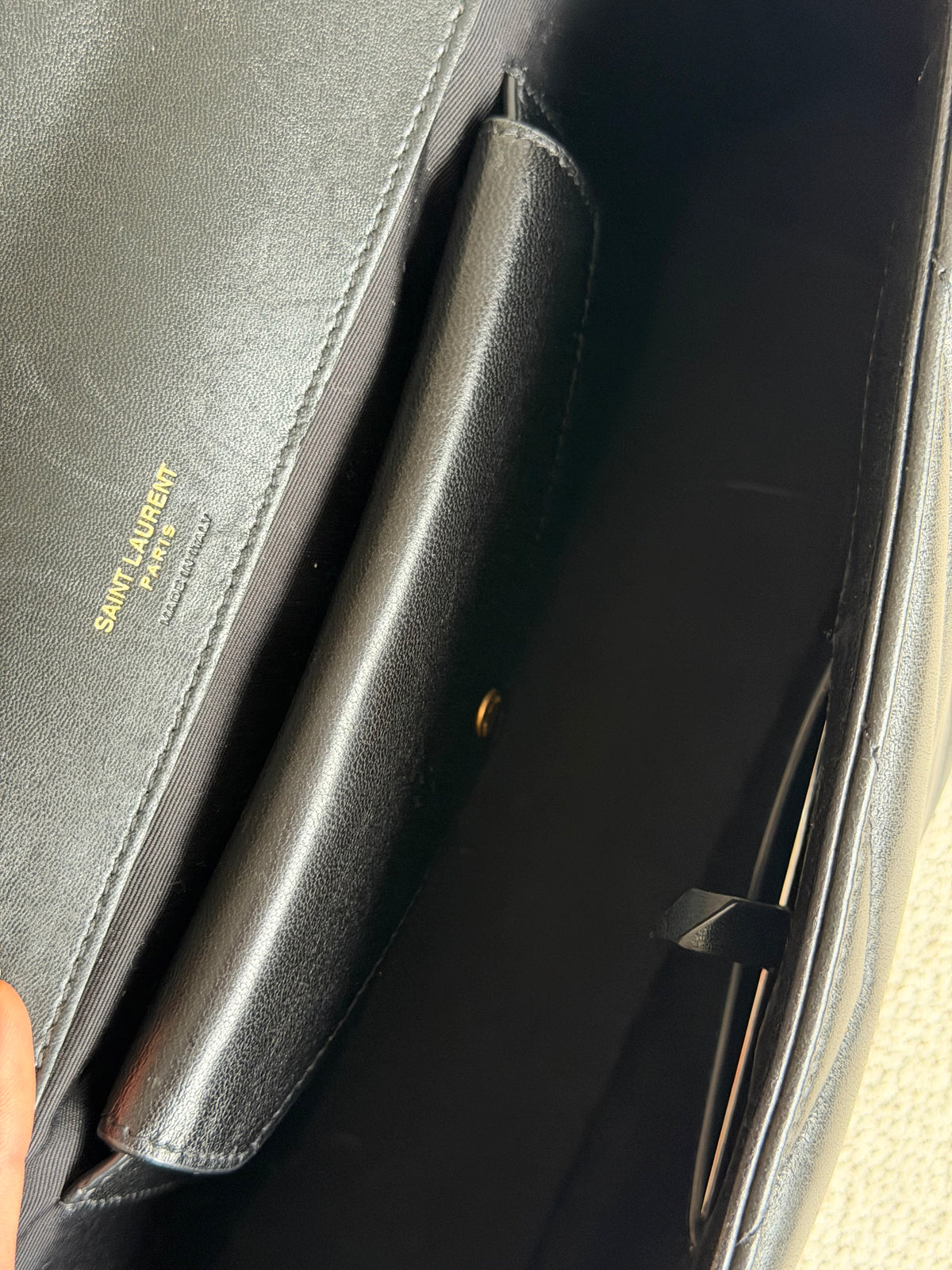 Saint Laurent Loulou Medium – Black / Gold-Tone Hardware
