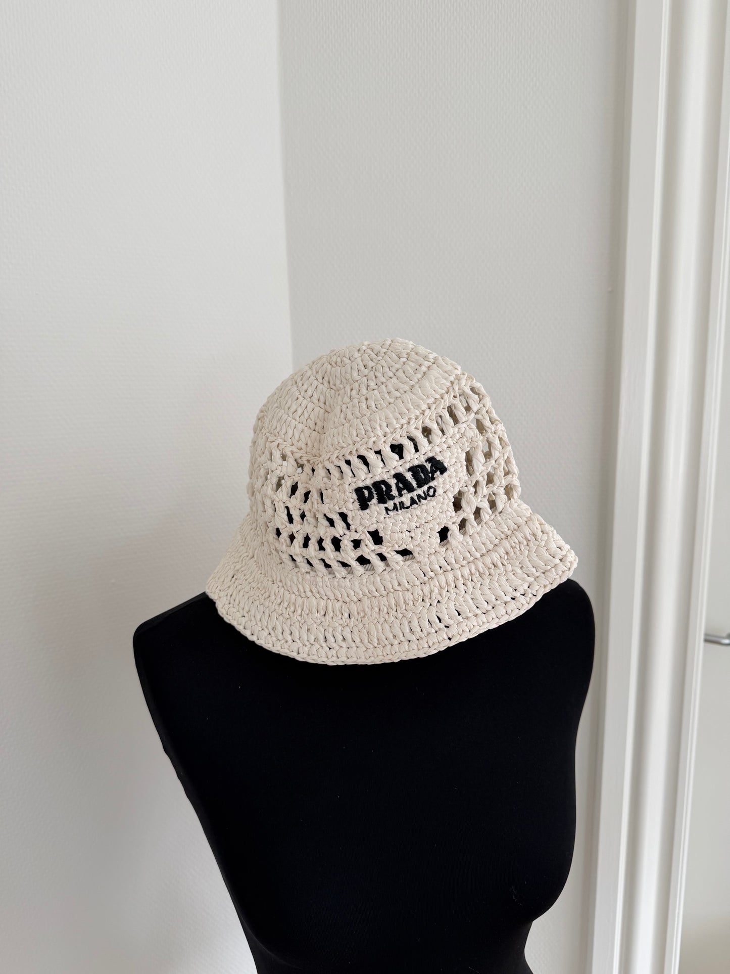 Prada White Milano Crochet Bucket Hat – str. S