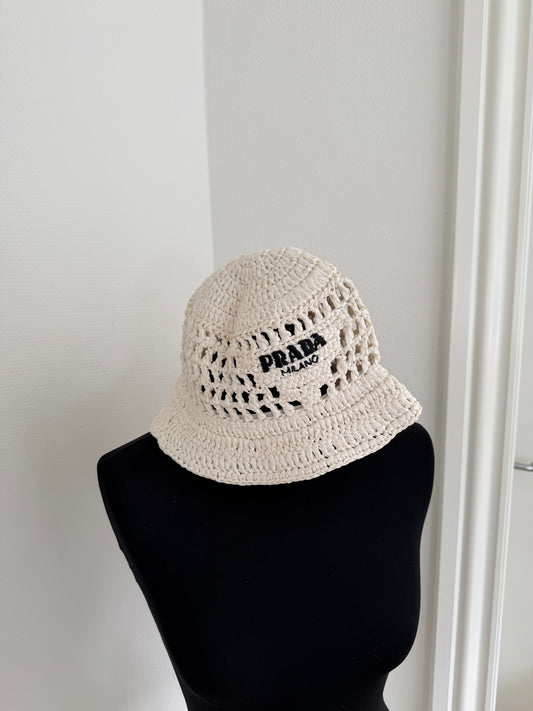 Prada White Milano Crochet Bucket Hat – str. S