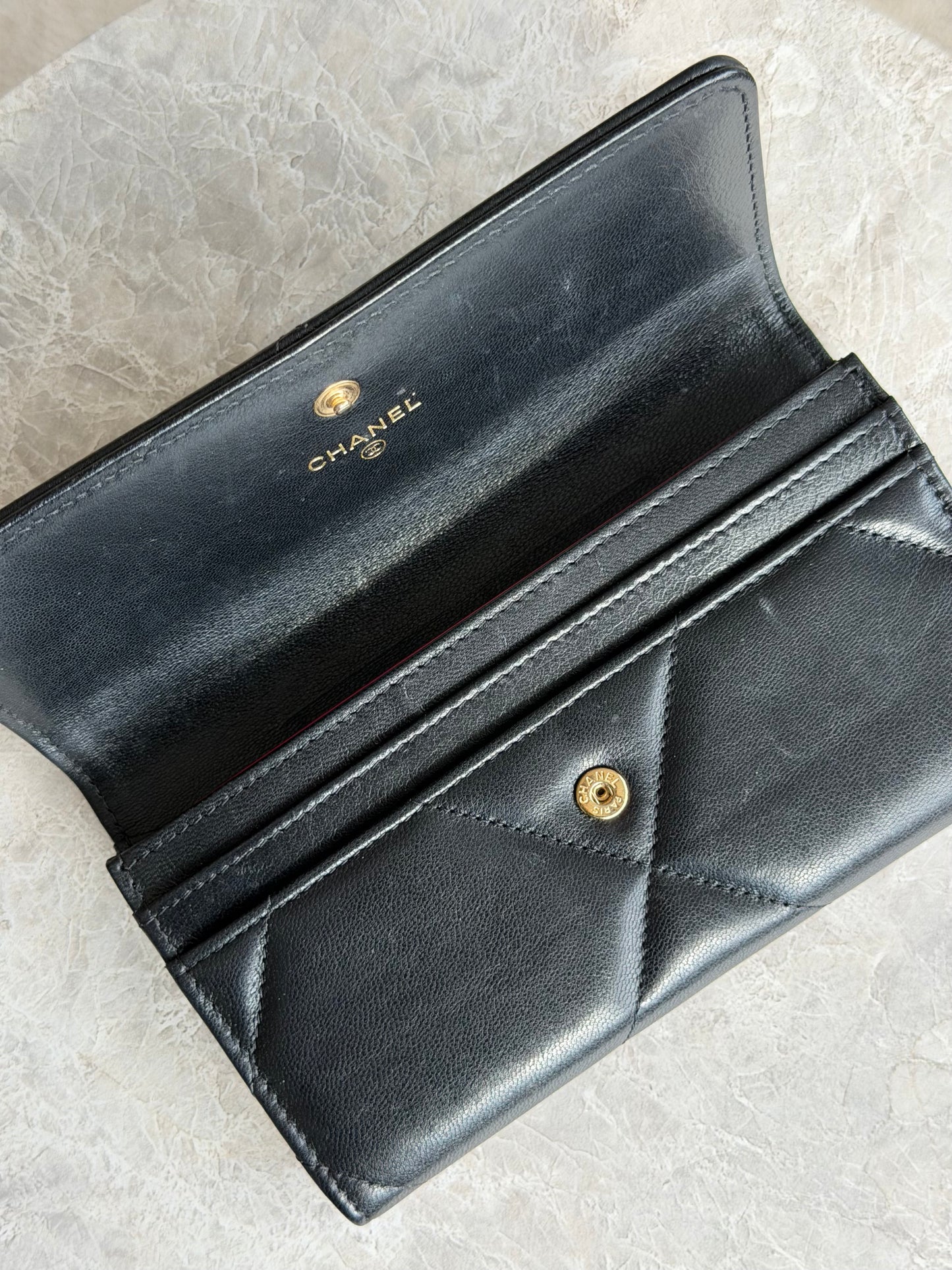 CHANEL 19 Flap Wallet – Sort