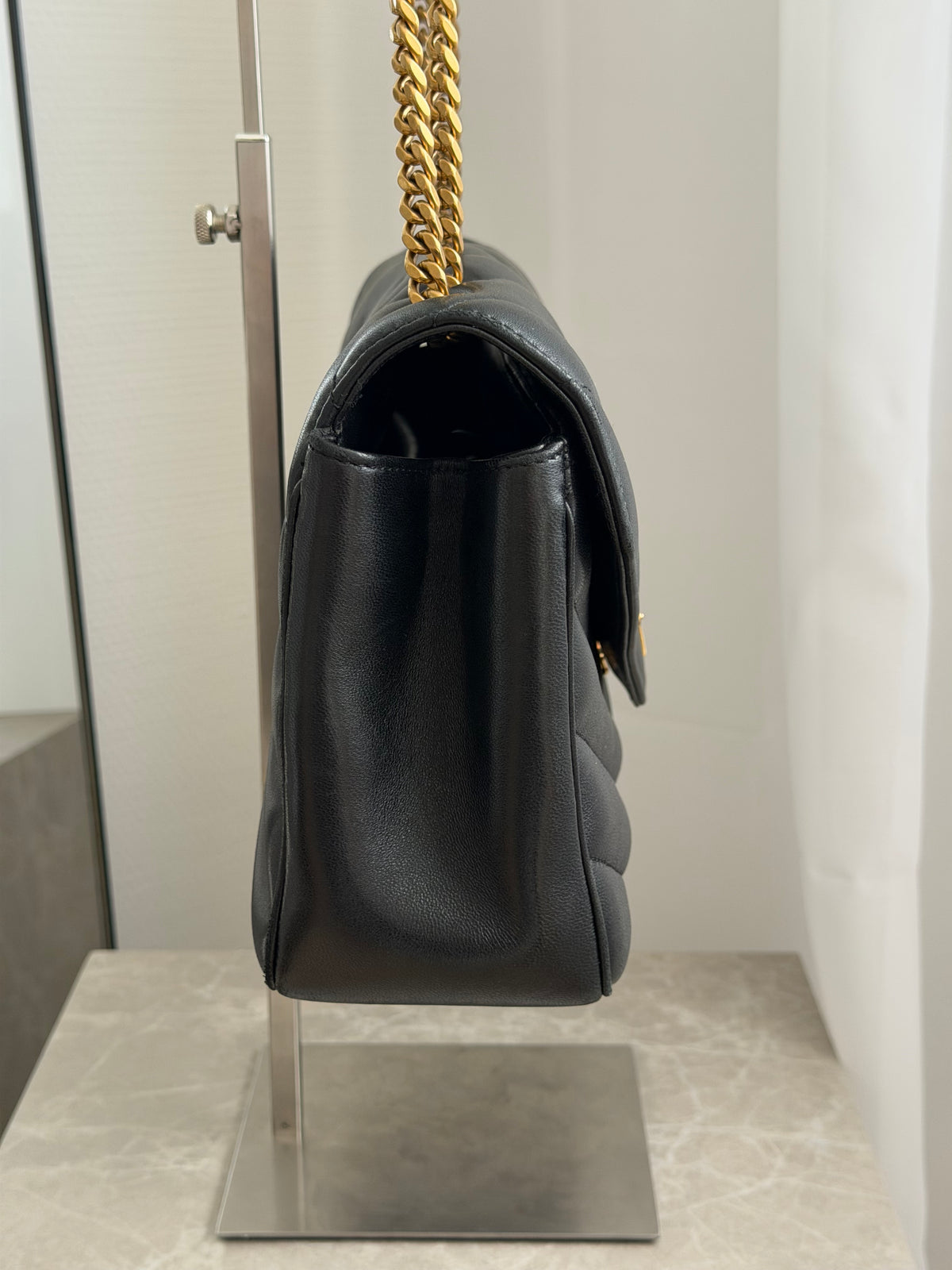 Saint Laurent Loulou Medium – Black / Gold-Tone Hardware