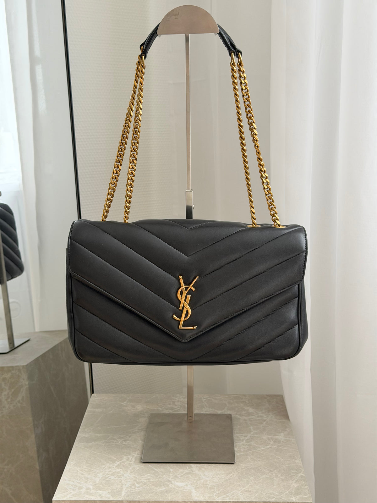 Saint Laurent Loulou Medium – Black / Gold-Tone Hardware