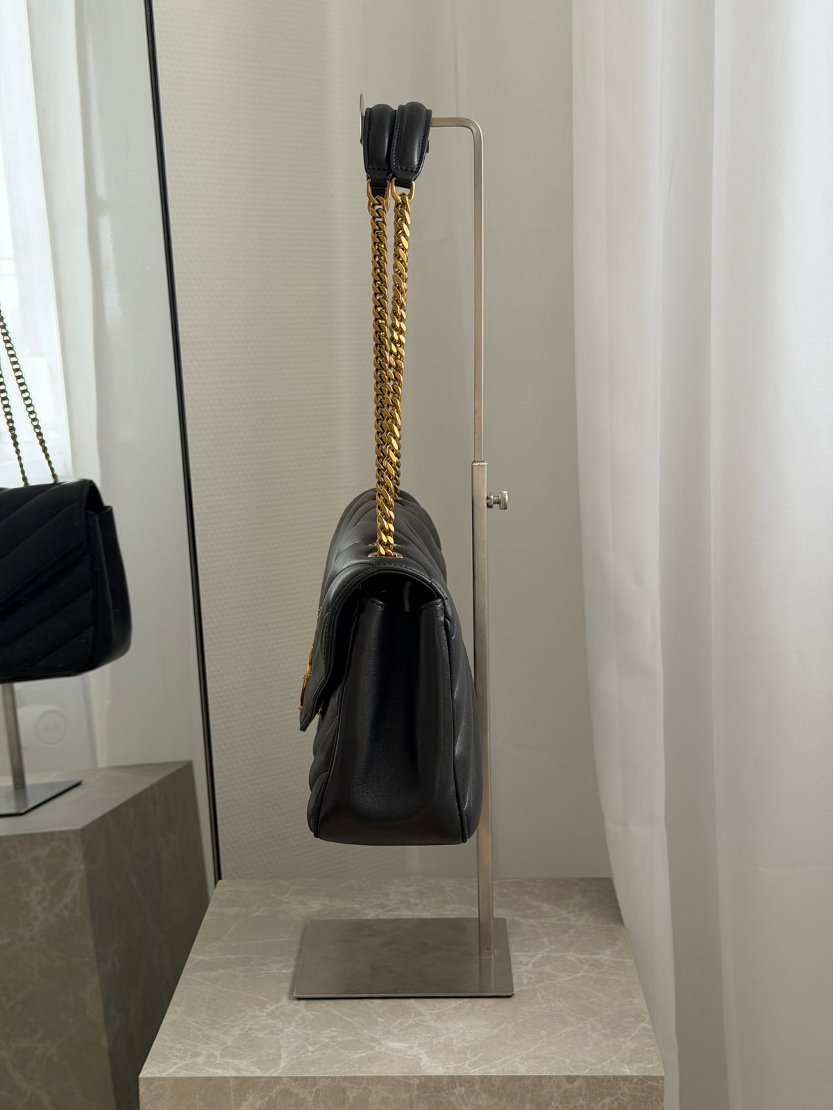 Saint Laurent Loulou Medium – Black / Gold-Tone Hardware