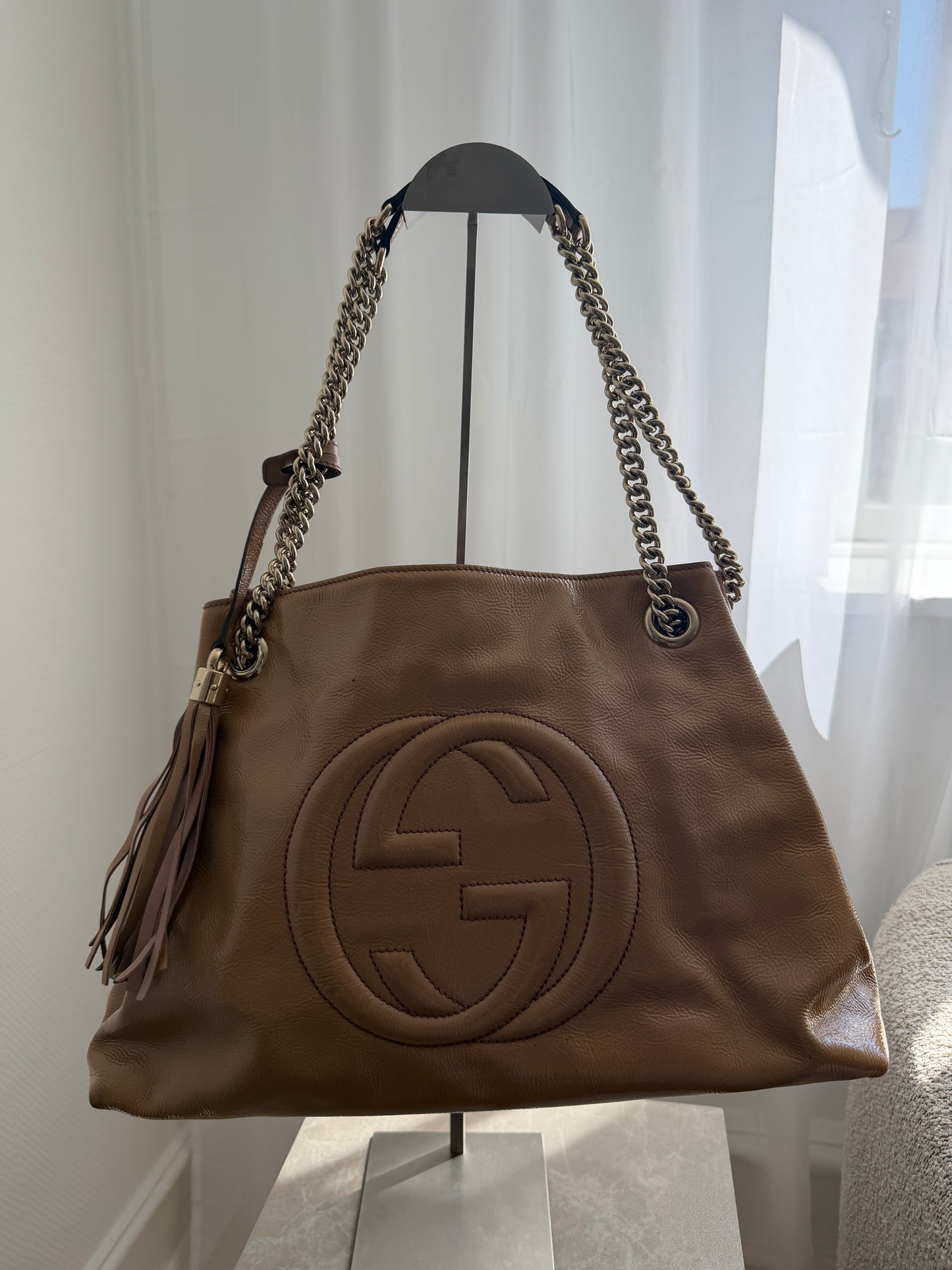 Gucci Soho Chain Tote beige patent leather