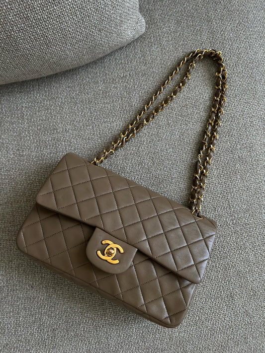 Bestillingsvare - Chanel small double flap bag taupe