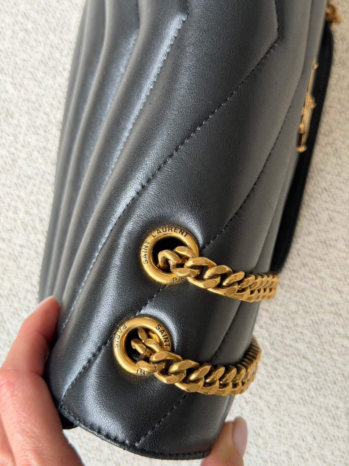 Saint Laurent Loulou Medium – Black / Gold-Tone Hardware
