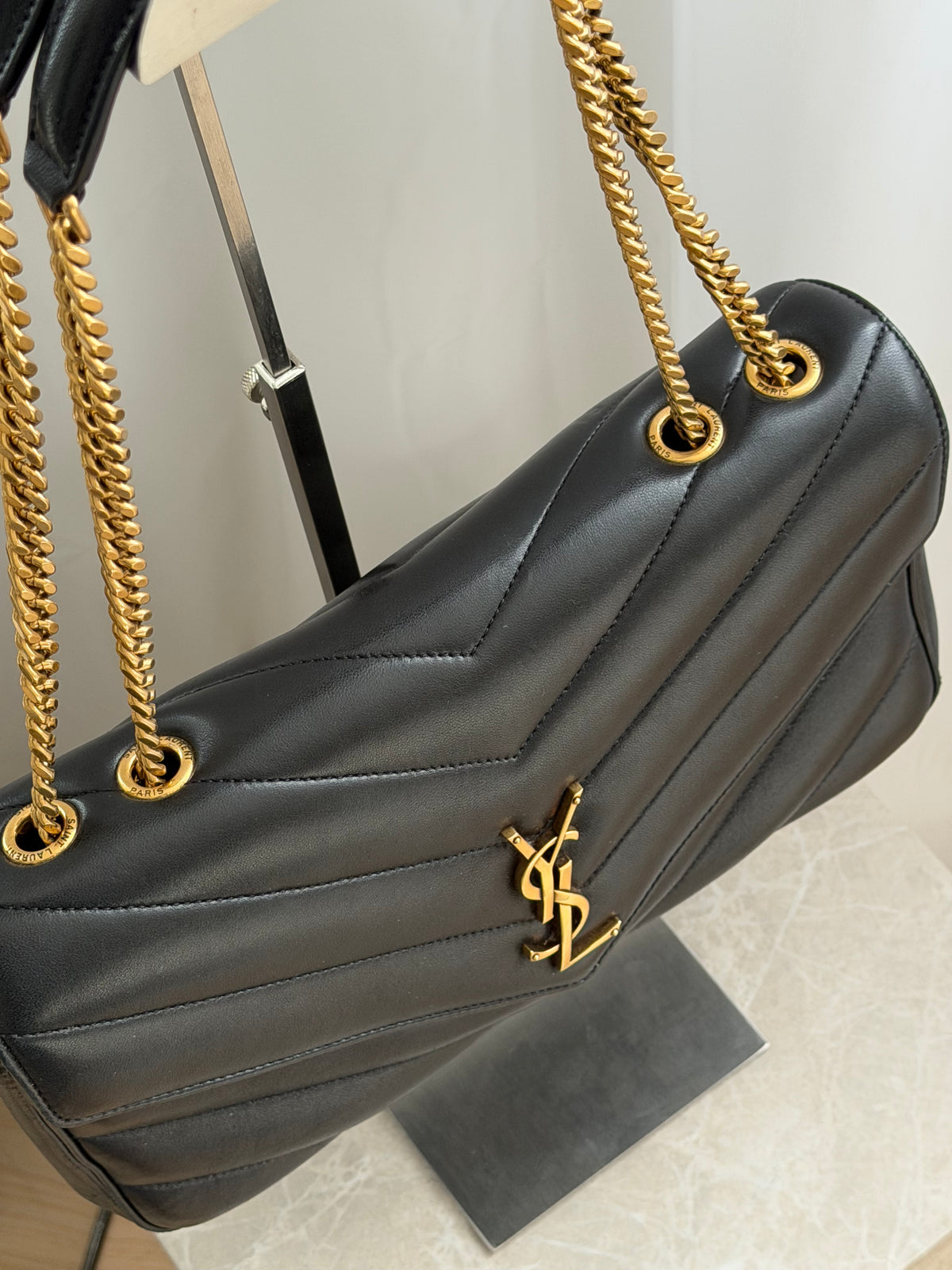 Saint Laurent Loulou Medium – Black / Gold-Tone Hardware