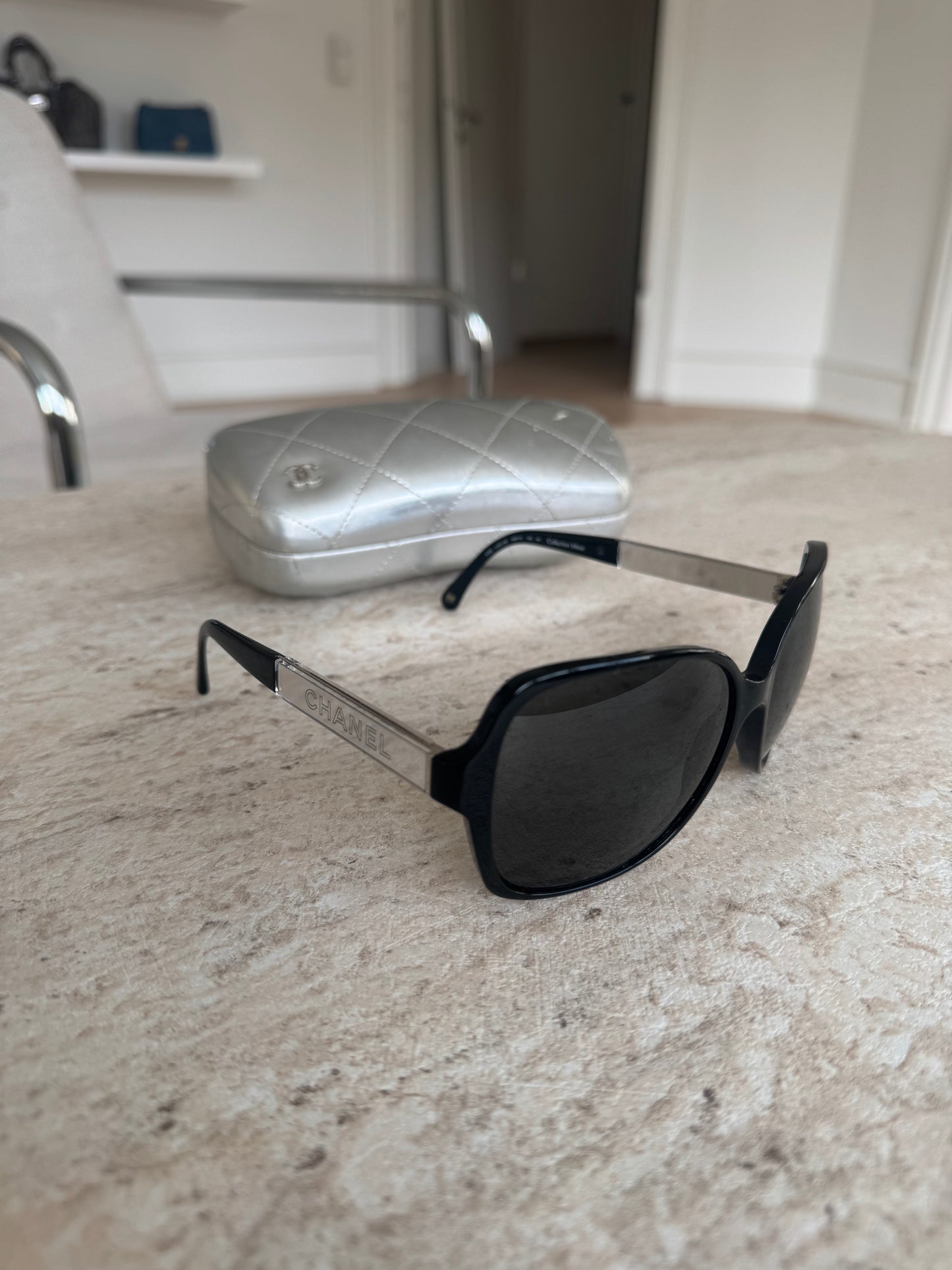 Chanel Solbriller – Sort / Sølv Metal Logo