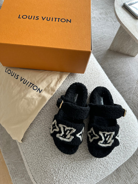 Louis Vuitton Paseo Comfort Flat Sandals – Sort Shearling