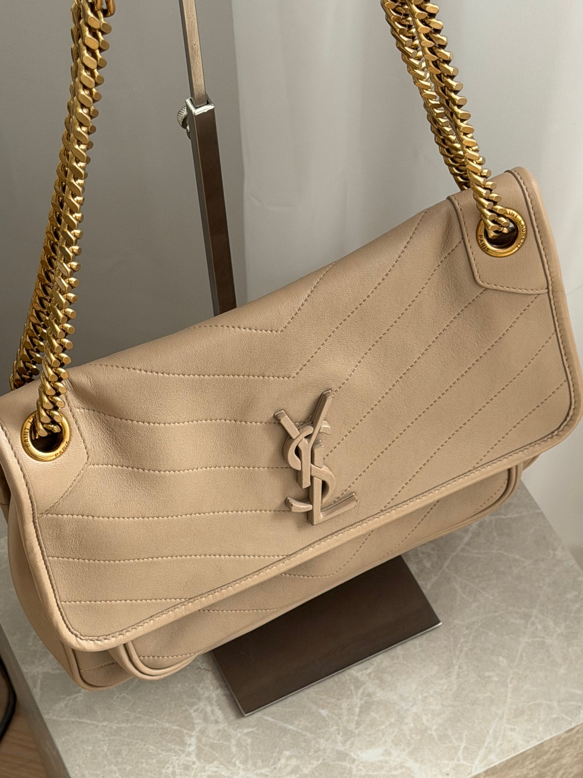 Saint Laurent Niki Medium – Beige / Gold-Tone Hardware