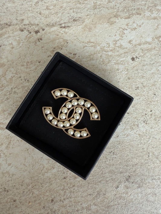 Chanel broche