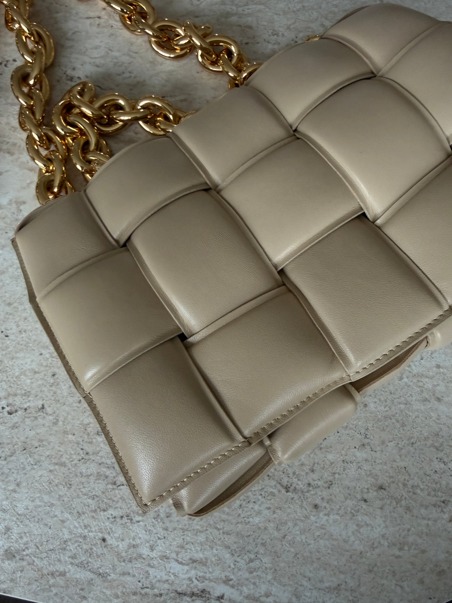 Bottega Veneta crossbody taske – beige intrecciato