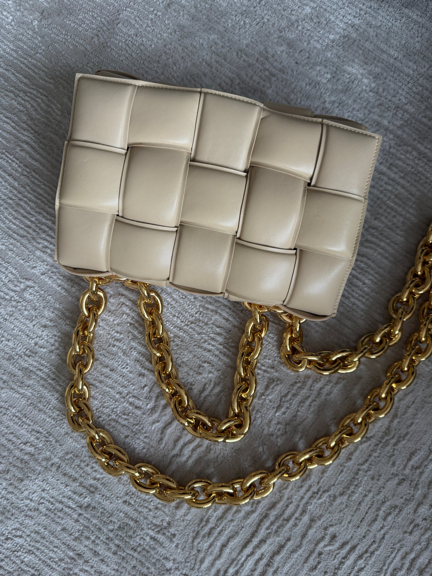 Bottega Veneta crossbody taske – beige intrecciato