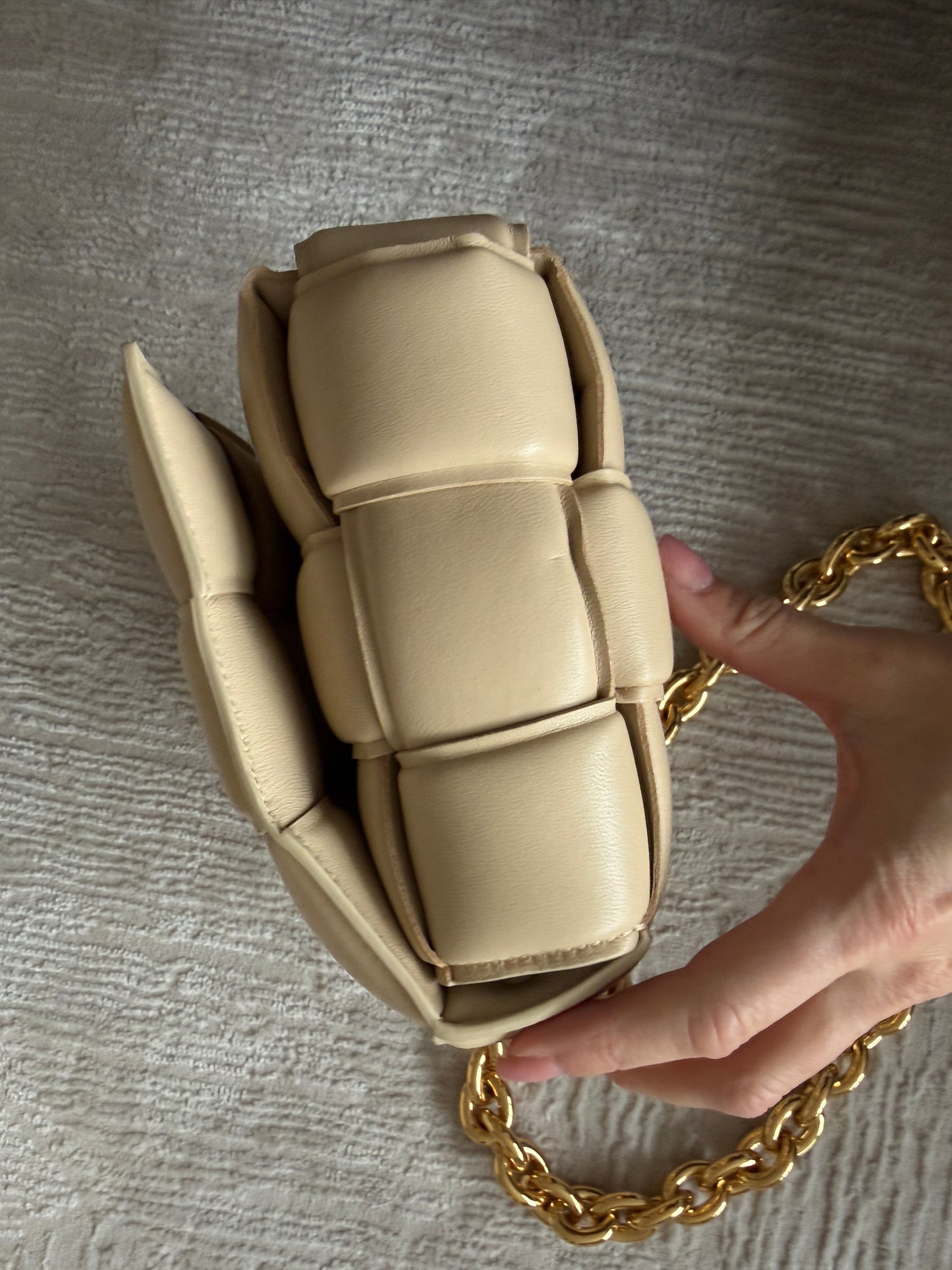 Bottega Veneta crossbody taske – beige intrecciato